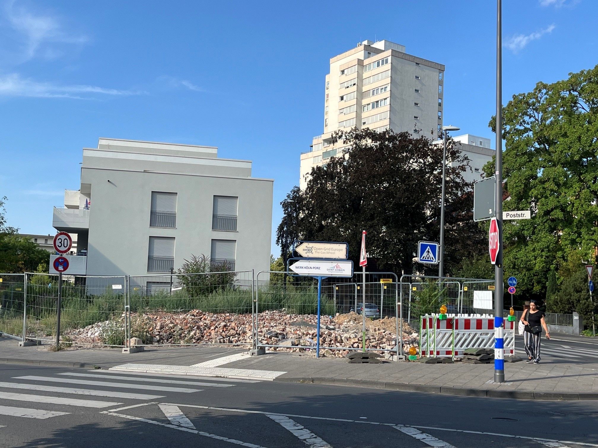 Auf den Abbruchtrümmern des ehemaligen Sonnenhauses wächst seit Ende April das Unkraut. Die GAG will im Oktober mit einem Neubau beginnen, es fehle aber noch eine Förderzusage der Stadt.