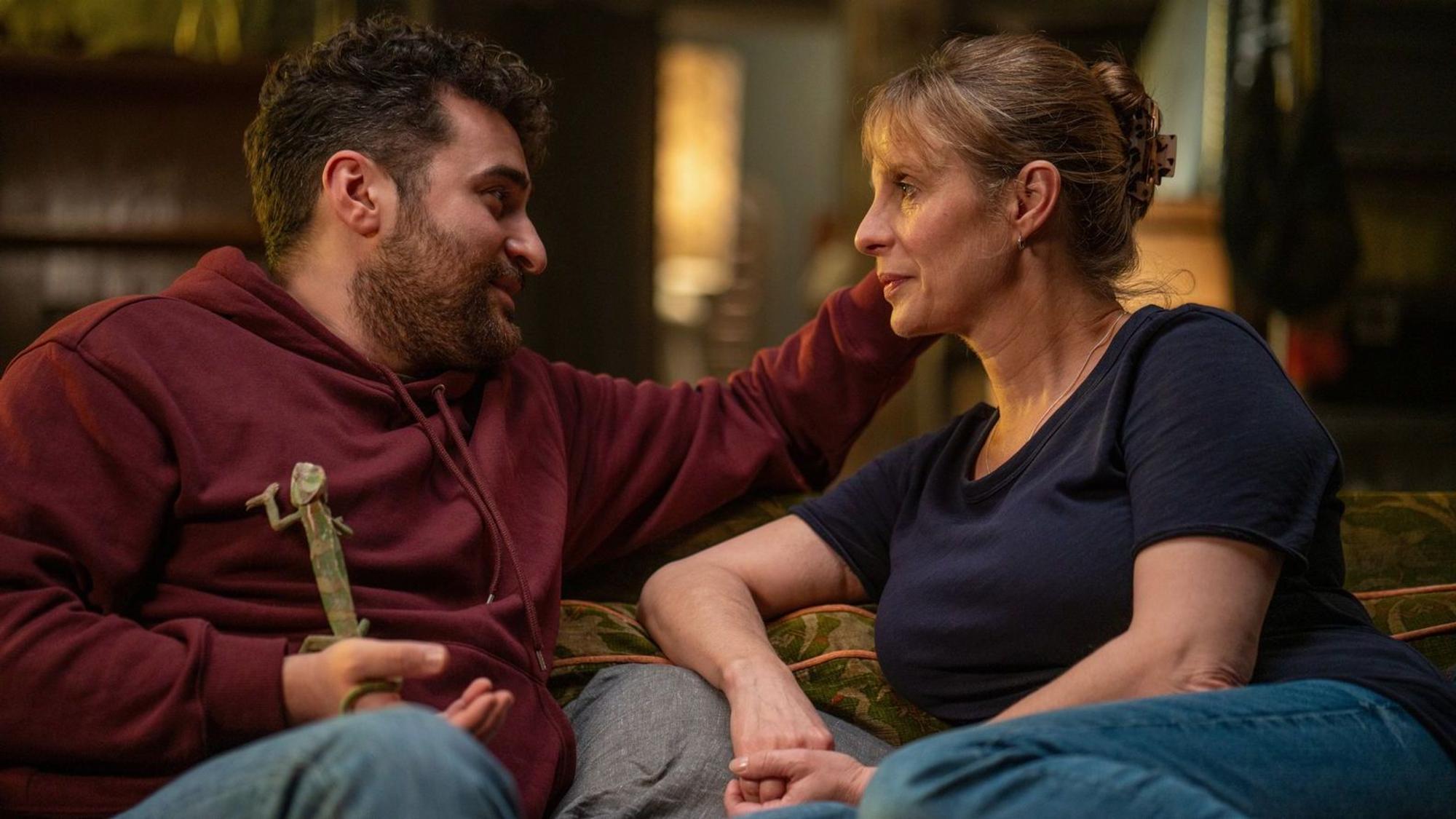 Zwischen der Kleptomanin (Julia Jäger) und dem Taxifahrer (Uğur Kaya) hat es wohl gefunkt. (Bild: Degeto Film/Hager Moss Film GmbH/Oliver Vaccaro)
