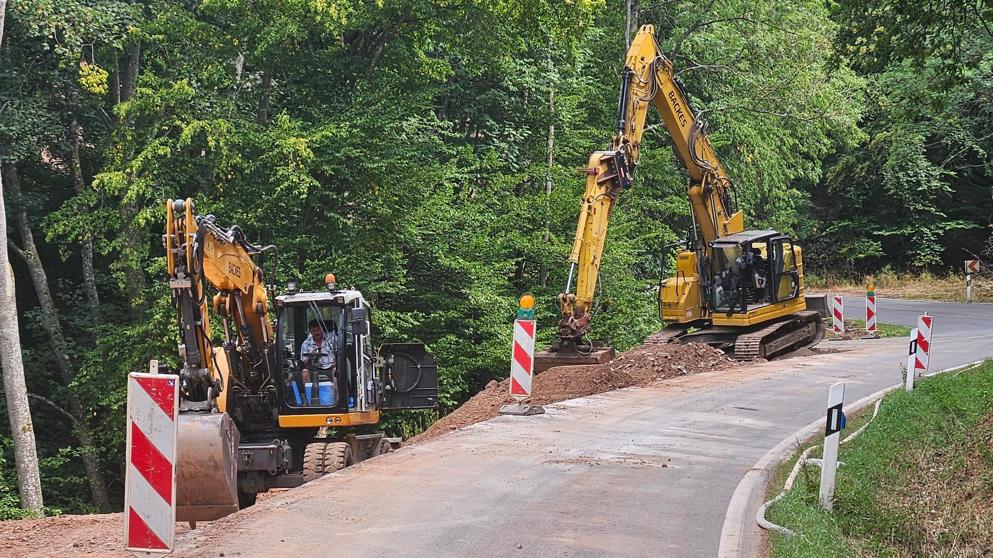 Das Foto zeigt zwei Bagger bei den Arbeiten an der Bundesstraße.