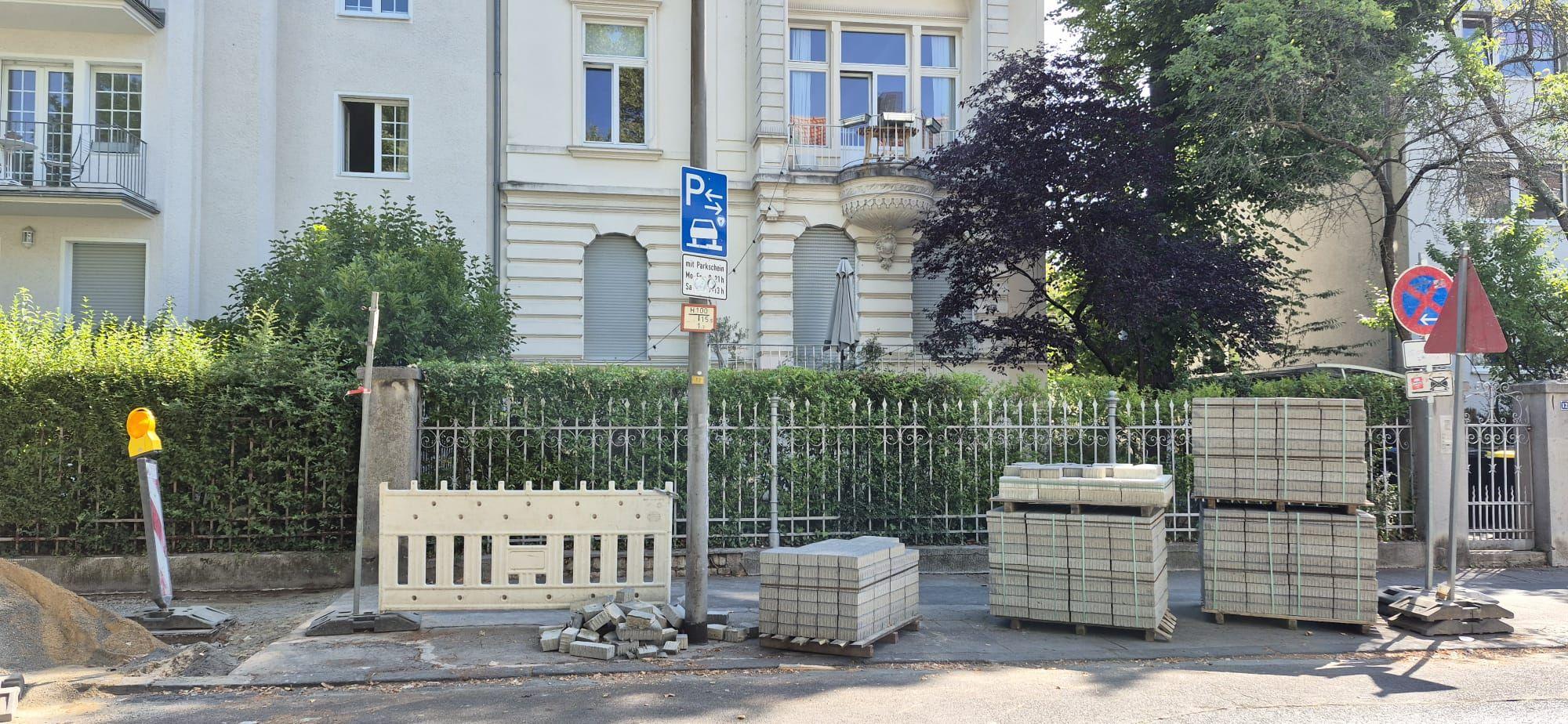 Der neu gepflasterte Gehweg in der Geibelstraße.
