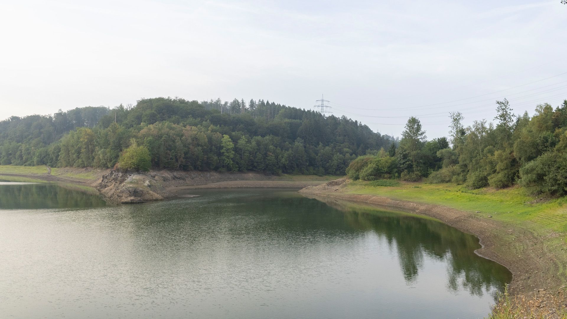 Die Wupper-Talsperre mit niedrigem Pegel im August 2026