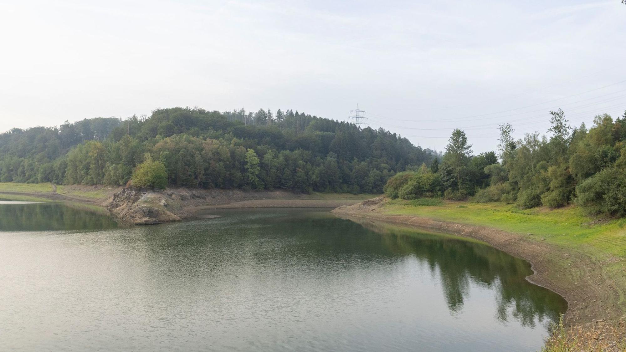 Die Wupper-Talsperre mit niedrigem Pegel im August 2026