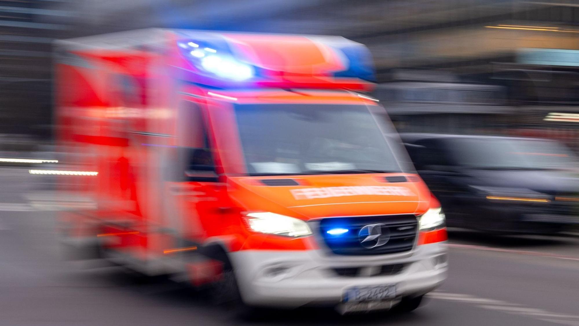 Ein Krankenwagen auf dem Weg zu einem Einsatz. (Symbolfoto)