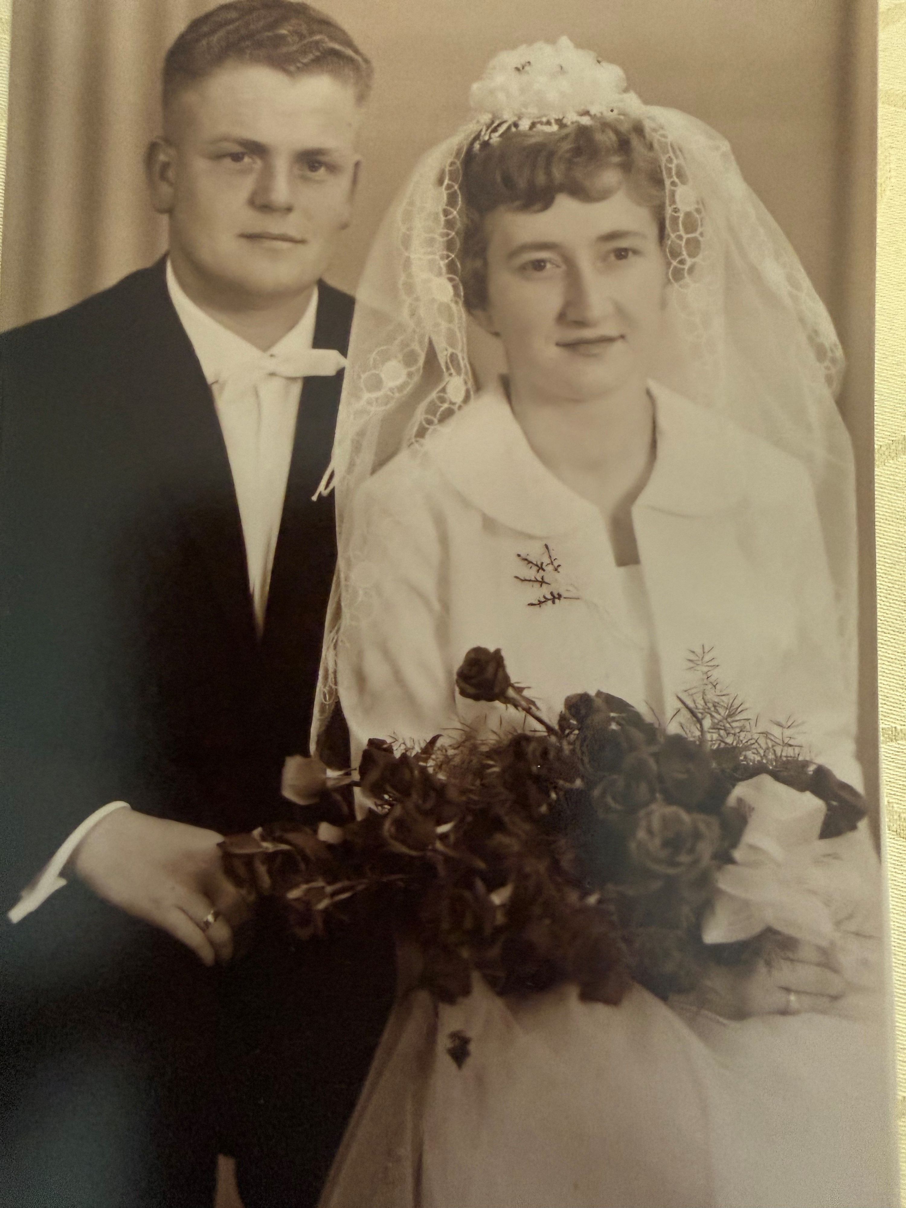 Schwarz-weiß-Bild eines jungen Hochzeitpaars.