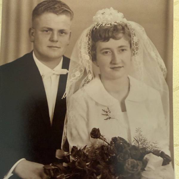 Schwarz-weiß-Bild eines jungen Hochzeitpaars.