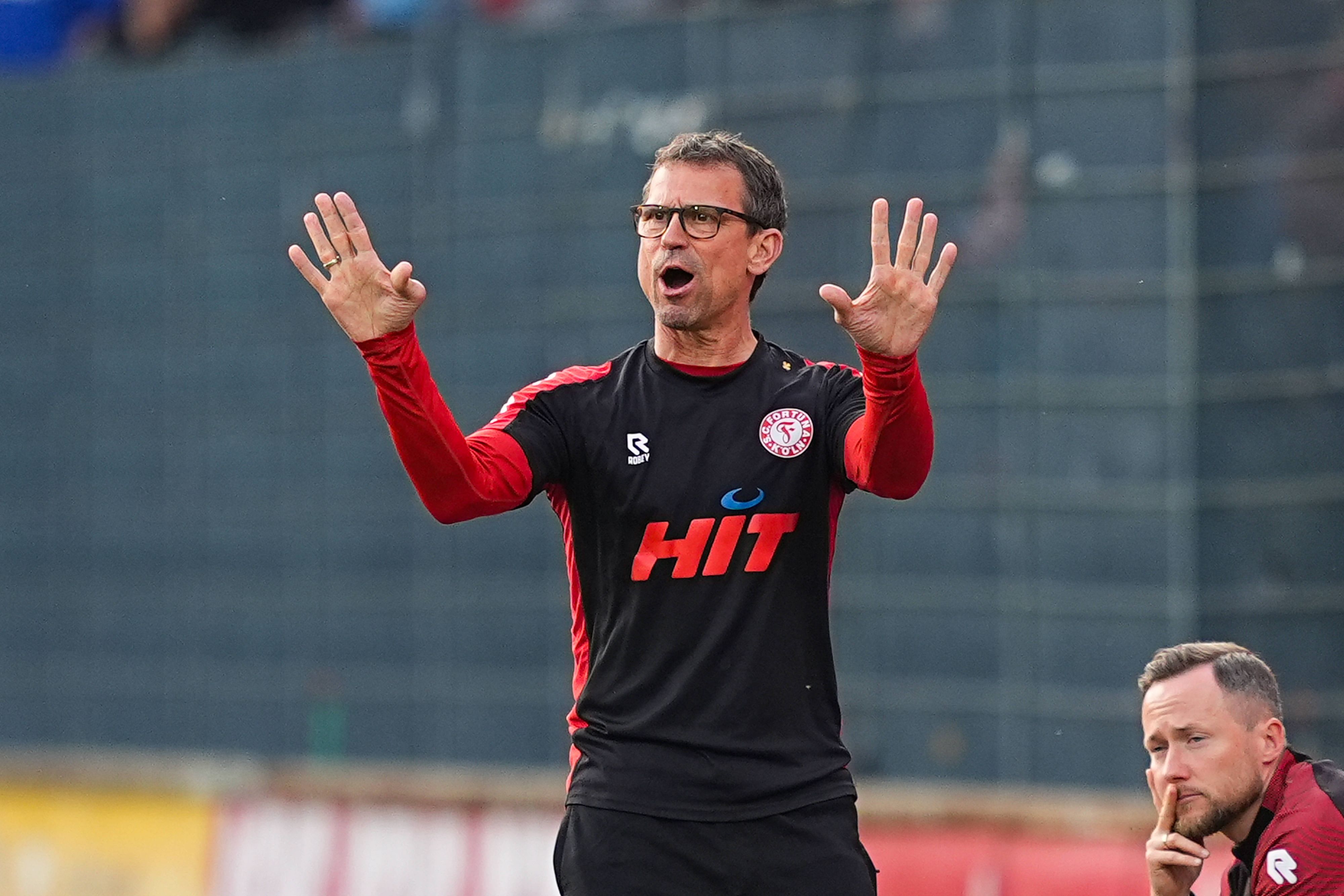 17.04.2026, xydrx, Fußball, Regionalliga West, FC Köln II - SC Fortuna Köln , Saison 2025 2026, Franz-Kremer-Stadion: Matthias Mink Cheftrainer SC Fortuna Köln gestikulierend *** 17 04 2026, xydrx, Football, Regionalliga West, FC Köln II SC Fortuna Köln , Season 2025 2026, Franz Kremer Stadium Matthias Mink Head Coach SC Fortuna Köln gesticulating Copyright: HMBxMedia/YannisxDreimann