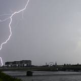 Ein Blitz zuckt bei einem Gewitter über dem Himmel über dem Kölner Süden (Archivbild).