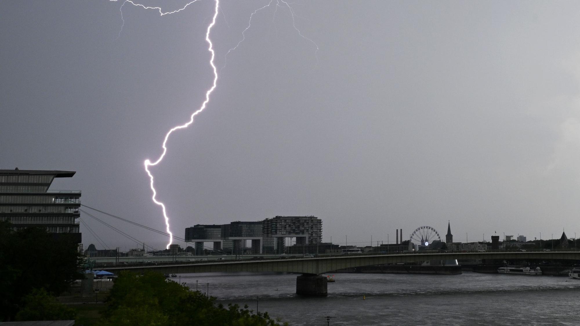Ein Blitz zuckt bei einem Gewitter über dem Himmel über dem Kölner Süden (Archivbild).