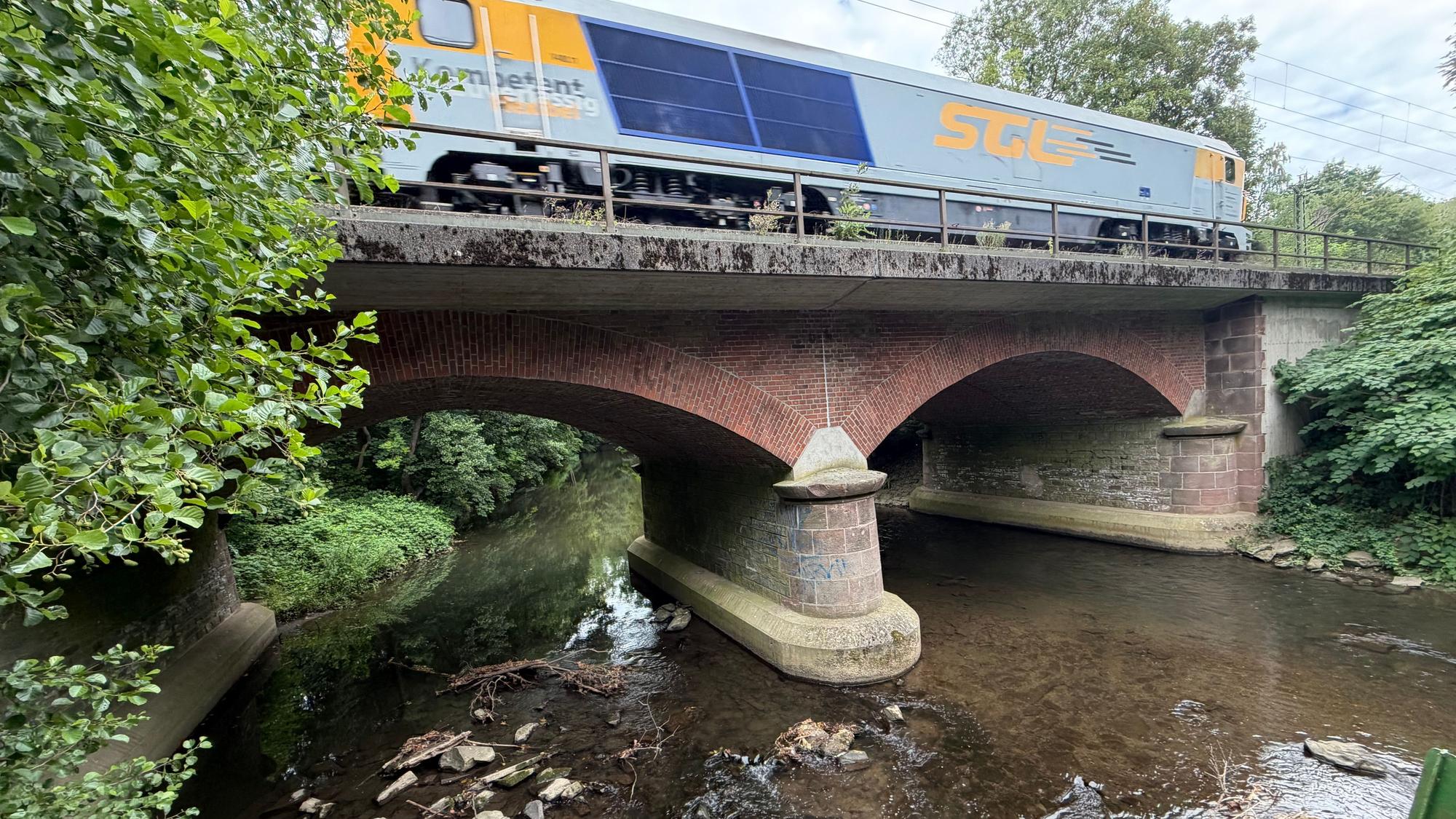 Den Zufluss zur Dhünn aus der Talsperre musste der Wupperverband schon im März drosseln. Das Ergebnis ist deutlich zu sehen.