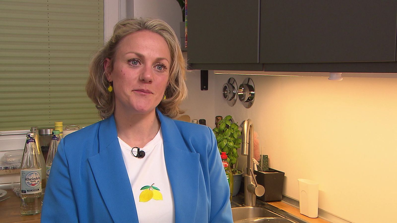 Dekoriert mit Zitronen ist Shirin bereit für ihre Gäste.
 (Bild: RTL)