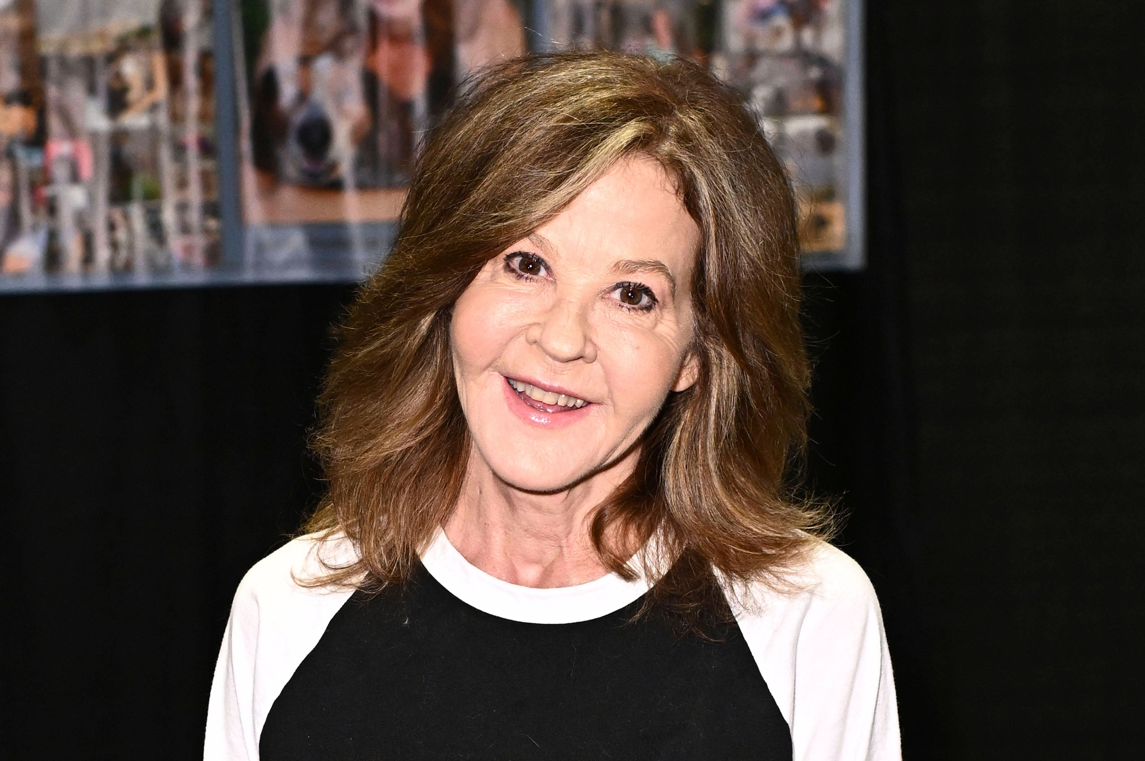 Linda Blair posiert und lächelt.