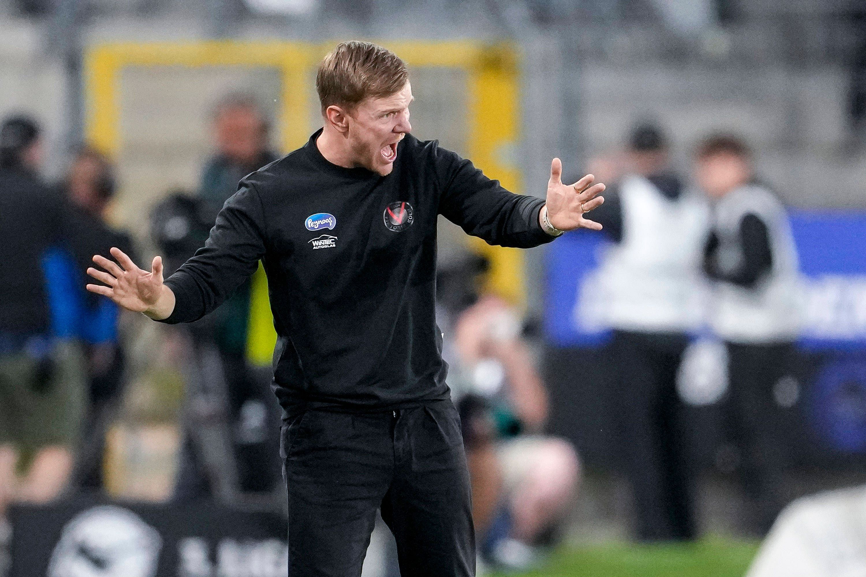 Marian Wilhelm Trainer, Cheftrainer, Viktoria, gibt Anweisungen, gestikuliert, mit den Armen gestikulieren, Einzelbild, Einzelfoto, Aktion, Action, 24.08.2025, Mannheim Deutschland, Fussball, 3. Liga, SV Waldhof Mannheim - FC Viktoria Köln, DFB/DFL REGULATIONS PROHIBIT ANY USE OF PHOTOGRAPHS AS IMAGE SEQUENCES AND/OR QUASI-VIDEO. *** Marian Wilhelm Coach, Head Coach, Viktoria , gives instructions, gestures, gesticulates with arms, single image, single photo, action, action, 24 08 2025, Mannheim Germany , Football, 3 Liga, SV Waldhof Mannheim FC Viktoria Köln, DFB DFL REGULATIONS PROHIBIT ANY USE OF PHOTOGRAPHS AS IMAGE SEQUENCES AND OR QUASI VIDEO xozx