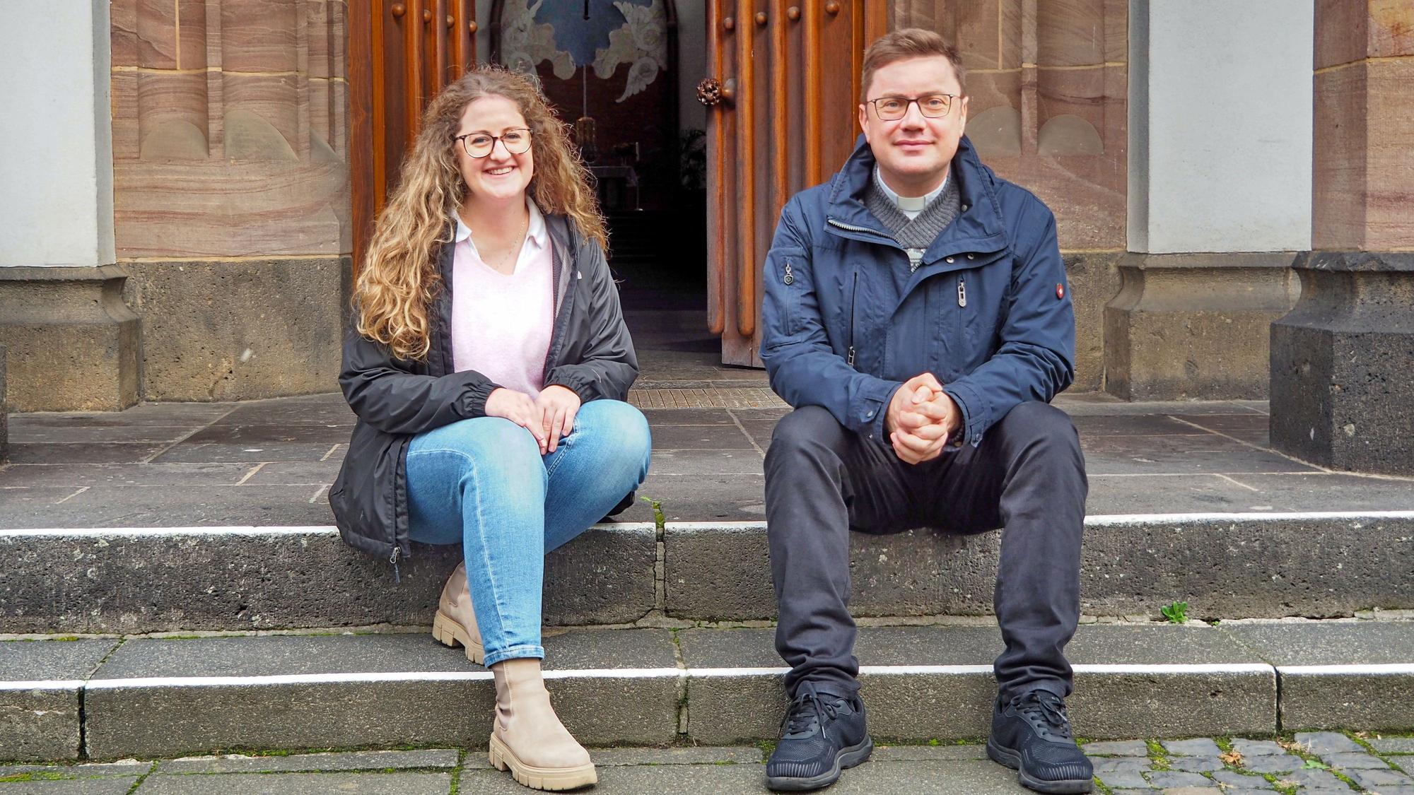 Das Church-Planting-Team – hier eine Aufnahme vom Oktober 2025 mit Referentin Karolin Plichta und Pfarrer Robert Knezevic (Kirchenmusiker Alexander Rendchen ist nicht im Bild) – wird St. Pius vorzeitig verlassen.