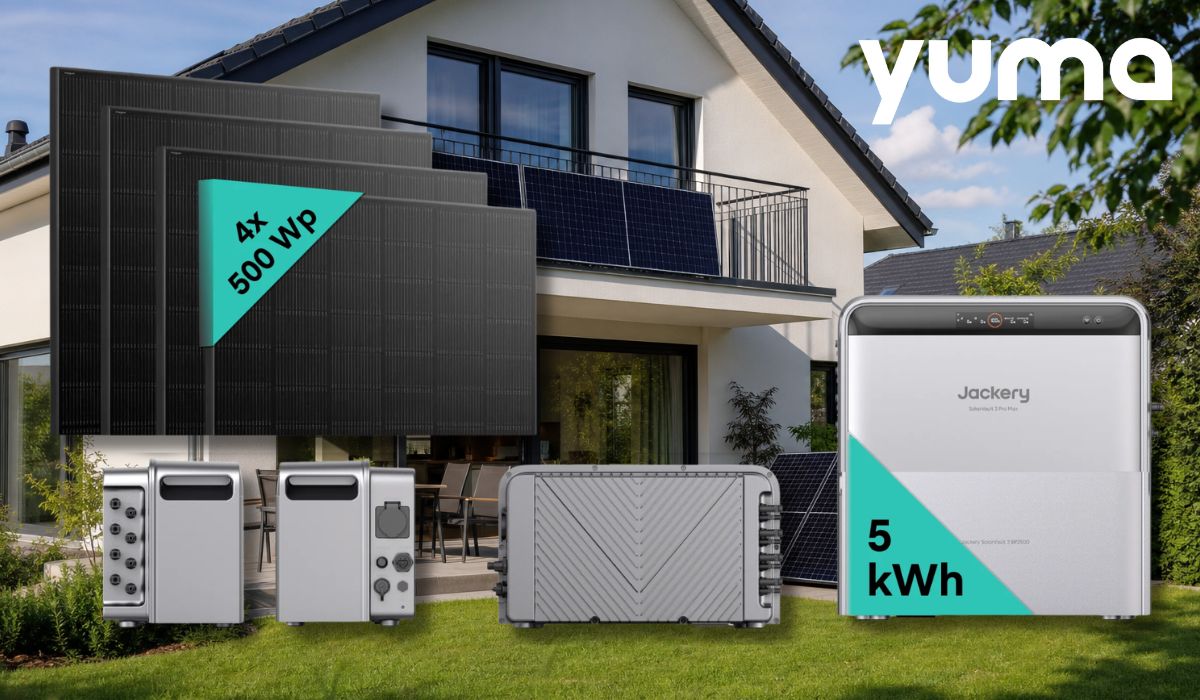 Die Jackery SolarVault 3 Pro MAX + BP2500 und Yuma x Jackery - 2000 W Balkonkraftwerk Module vor einem (KI-generierten) Haus mit Balkonkraftwerken abgebildet.