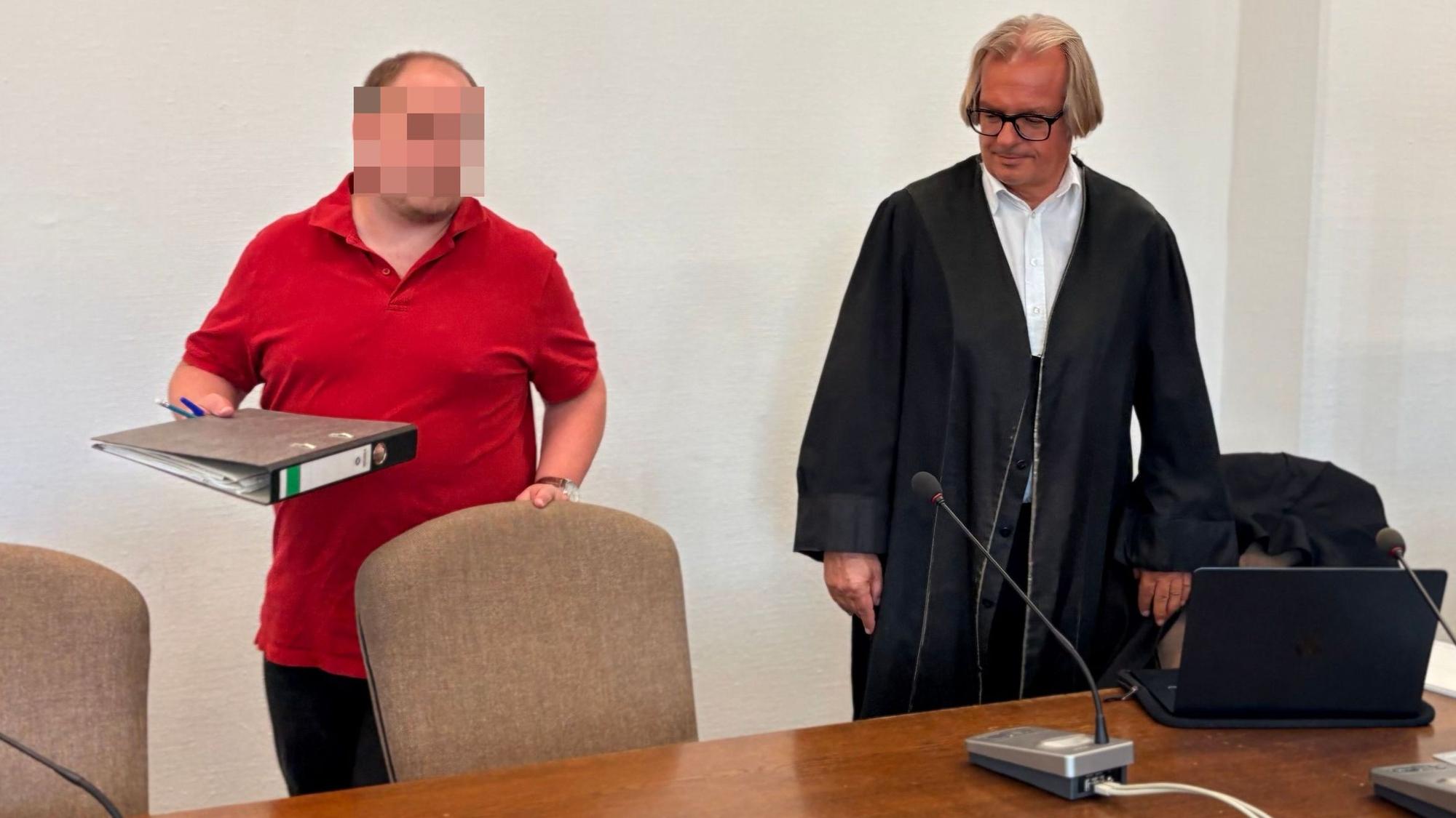 Der Angeklagte Christian G. (37) mit Verteidiger Frank Schwarz beim Prozess im Kölner Landgericht
