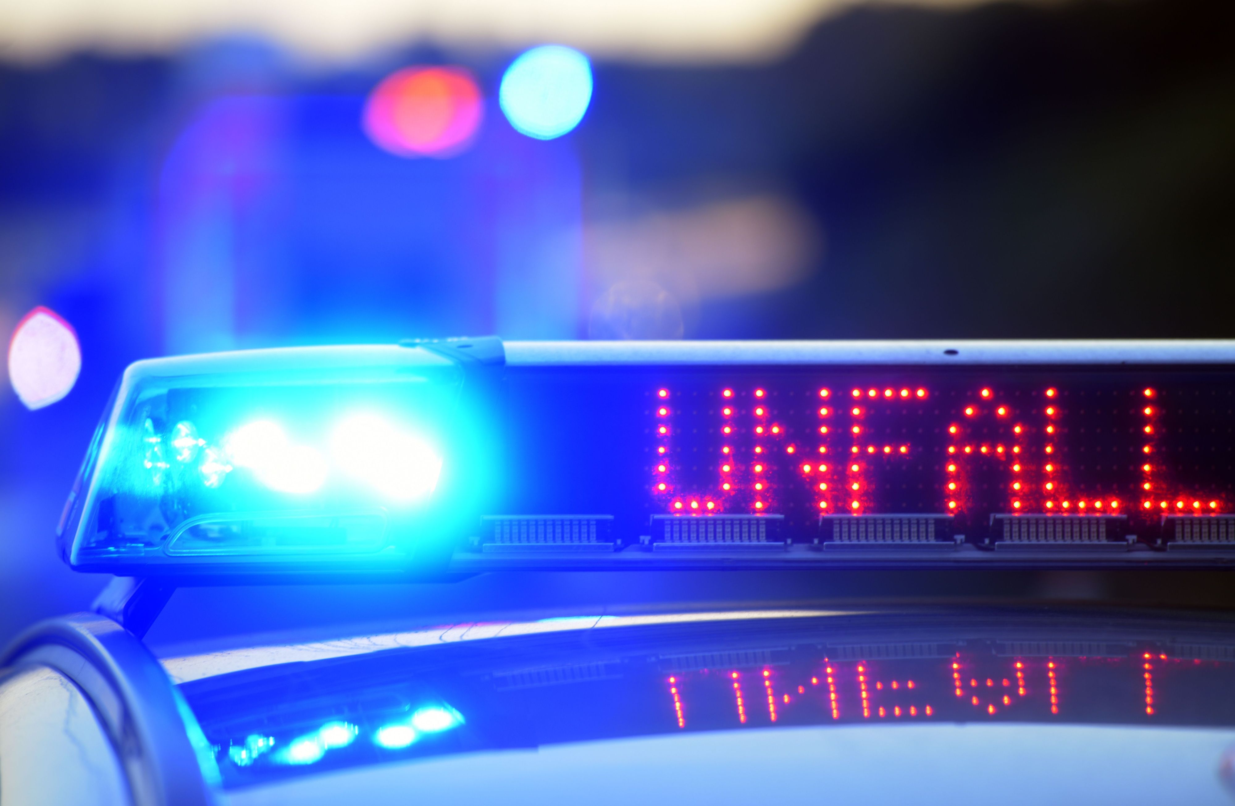 Nach einem Unfall auf der A59 kommt es zu Verkehrsbeeinträchtigungen.