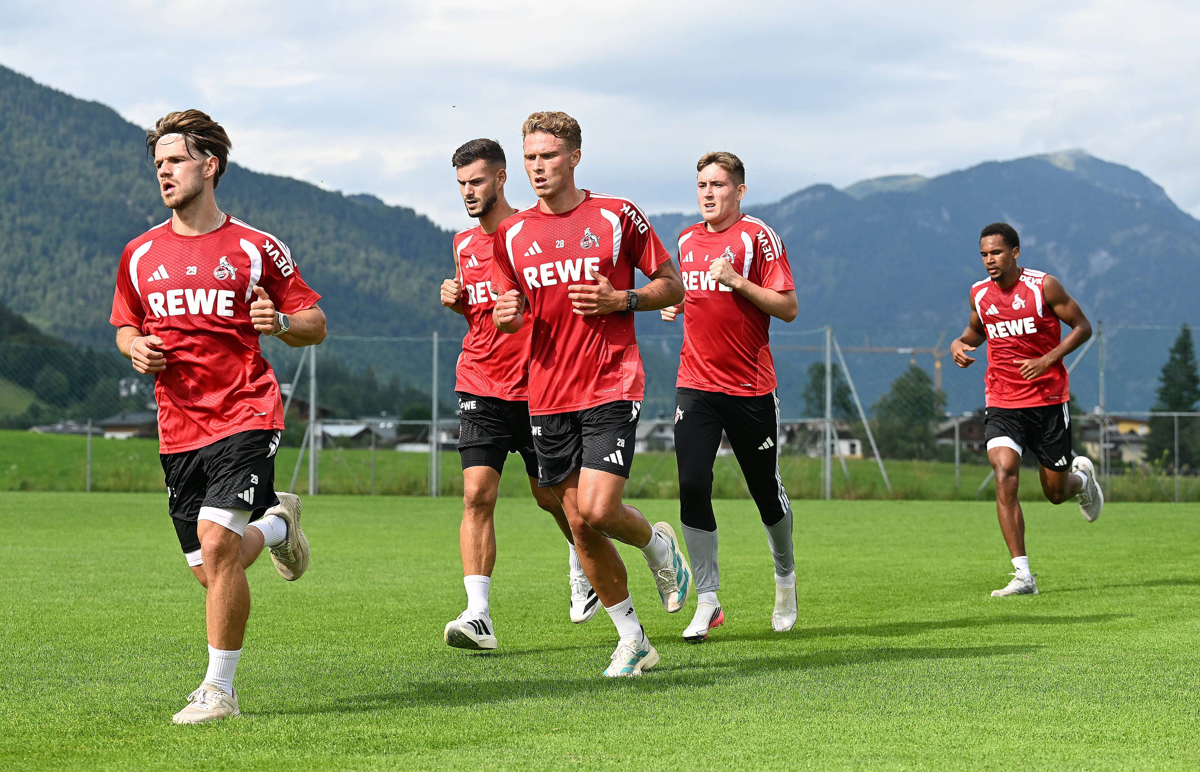 Jan Thielmann läuft im FC-Training vorne weg.