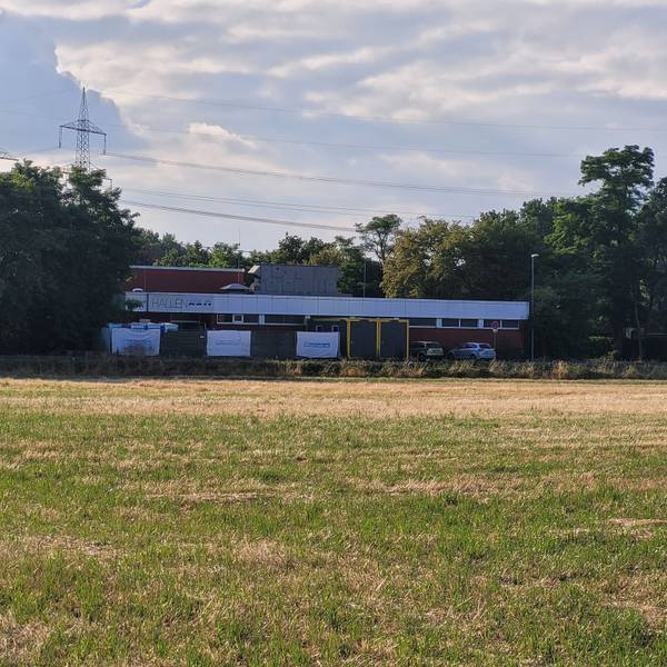 Das alte Pulheimer Hallenbad dient Geflüchteten als Unterkunft.