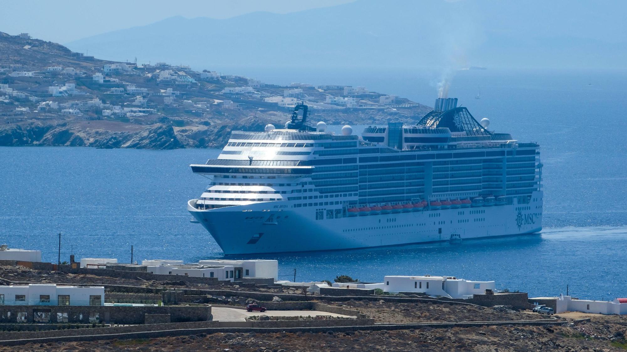 MSC Divina in einem Hafen.