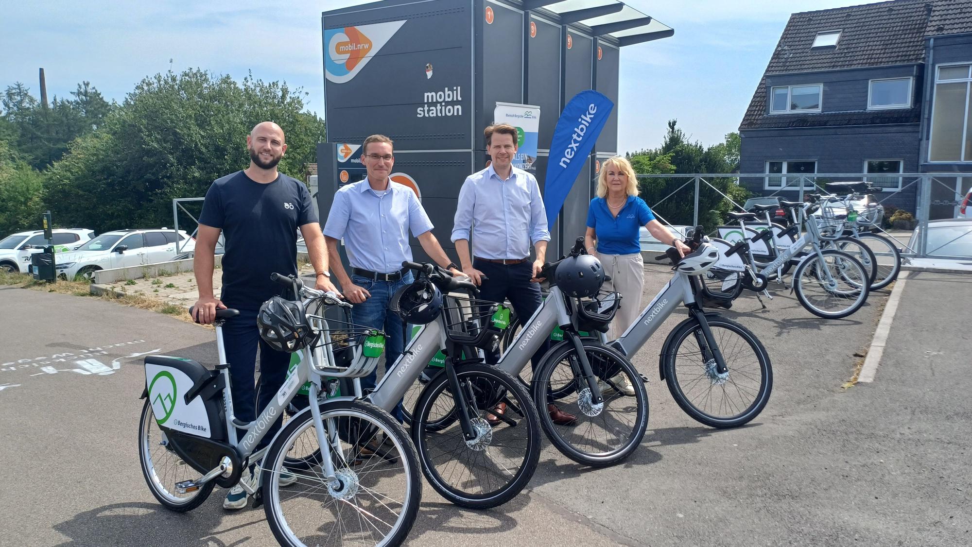Jonas Löhr von nextbike, Dr. Marcel Frank, Geschäftsführer der RVK, Landrat Arne von Boetticher und Gabi Wilhelm, Geschäftsführerin von Das Bergische, präsentieren die neuen Fahrräder.