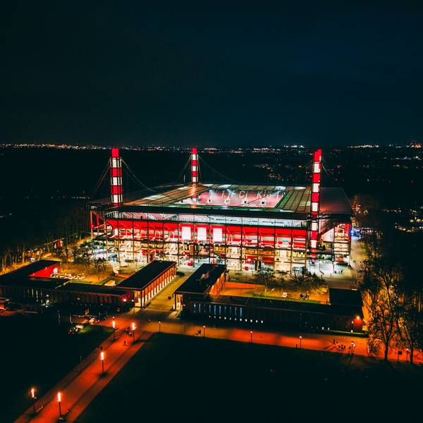 Luftaufnahme: beleuchtetes Rhein-Energie-Stadion von oben.