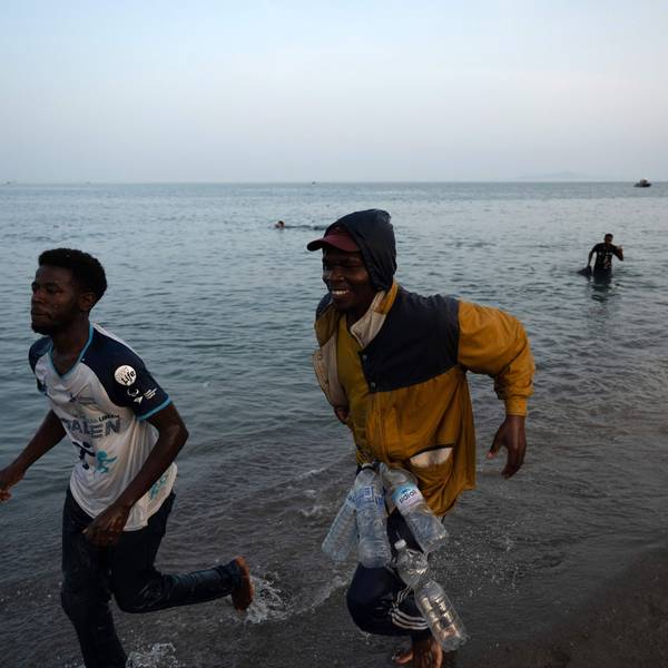 Migranten aus Marokko kommen an der Küste in Ceuta an.