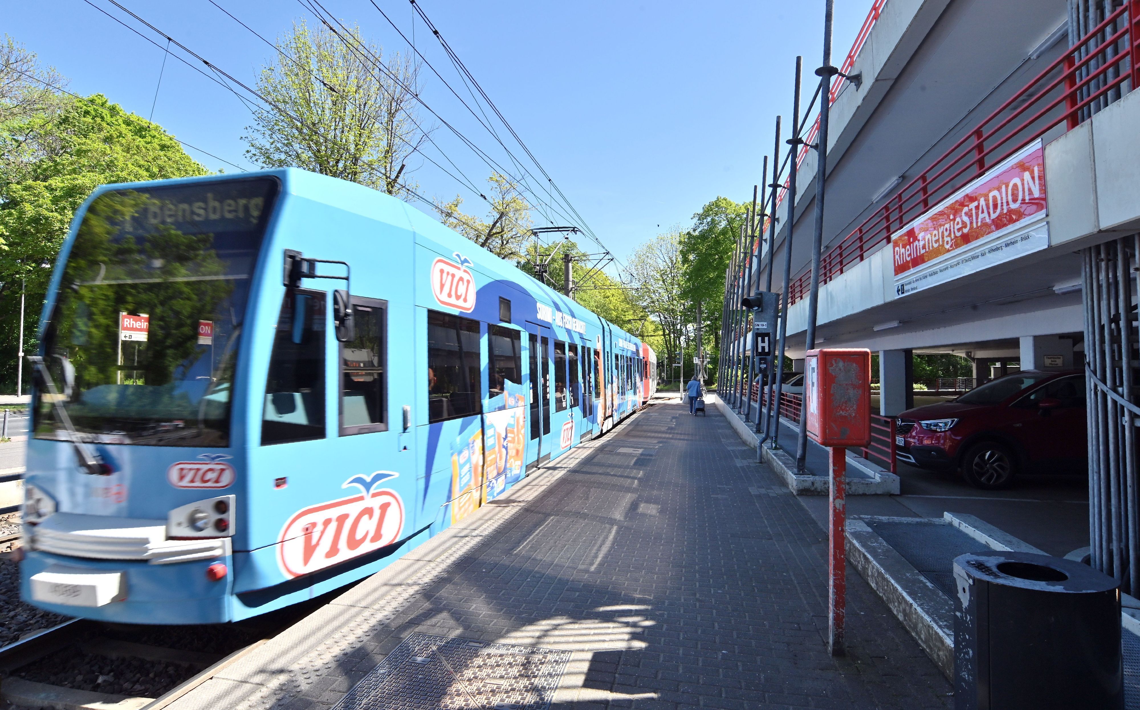 Eine Stadtbahn der Linie 1 an der Haltestelle Rhein-Energie-Stadion