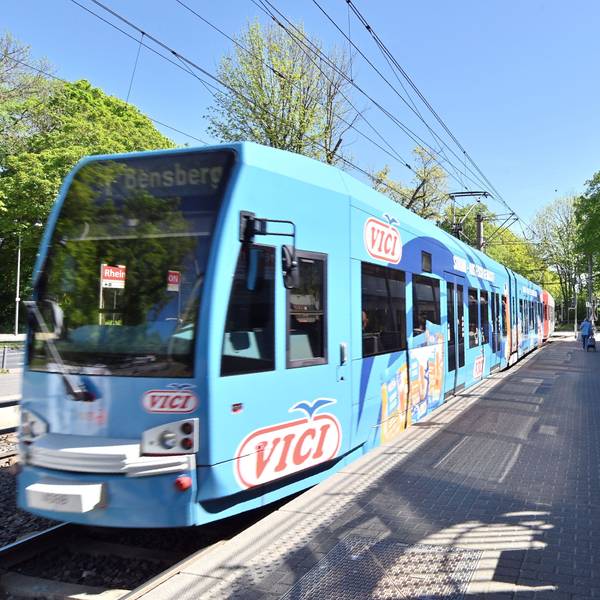 Eine Stadtbahn der KVB-Linie 1 an der Haltestelle Rhein-Energie-Stadion