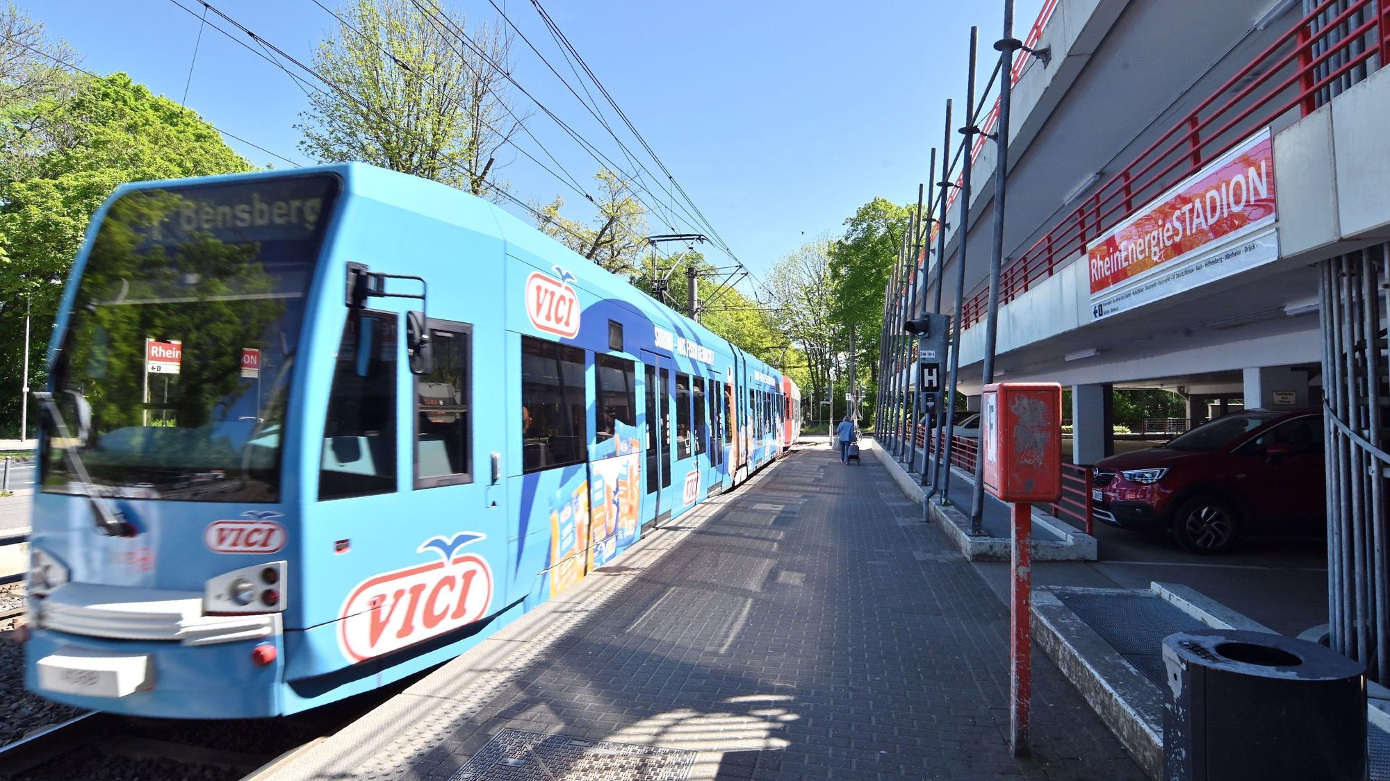 Eine Stadtbahn der Linie 1 an der Haltestelle Rhein-Energie-Stadion