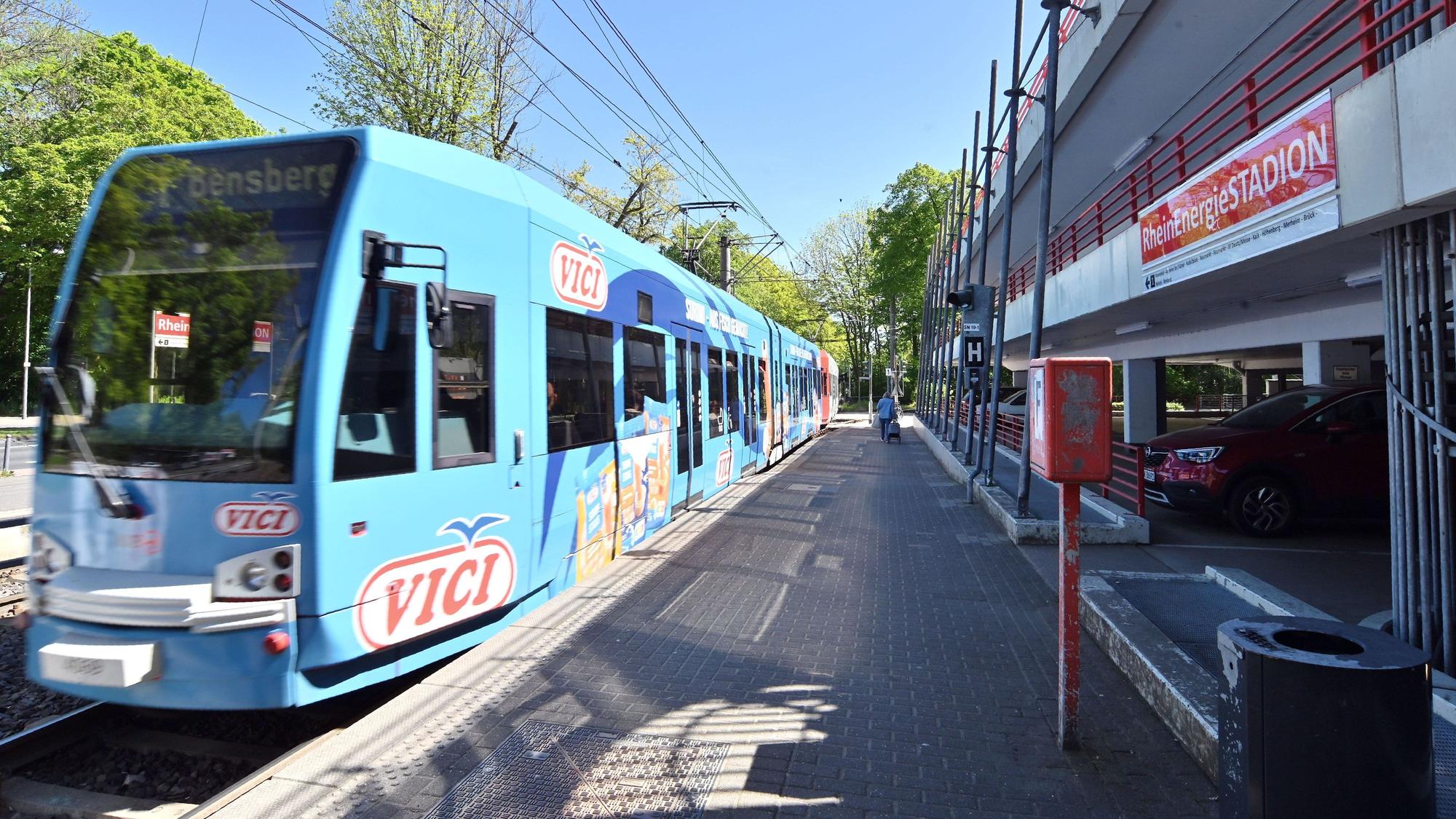 Eine Stadtbahn der KVB-Linie 1 an der Haltestelle Rhein-Energie-Stadion