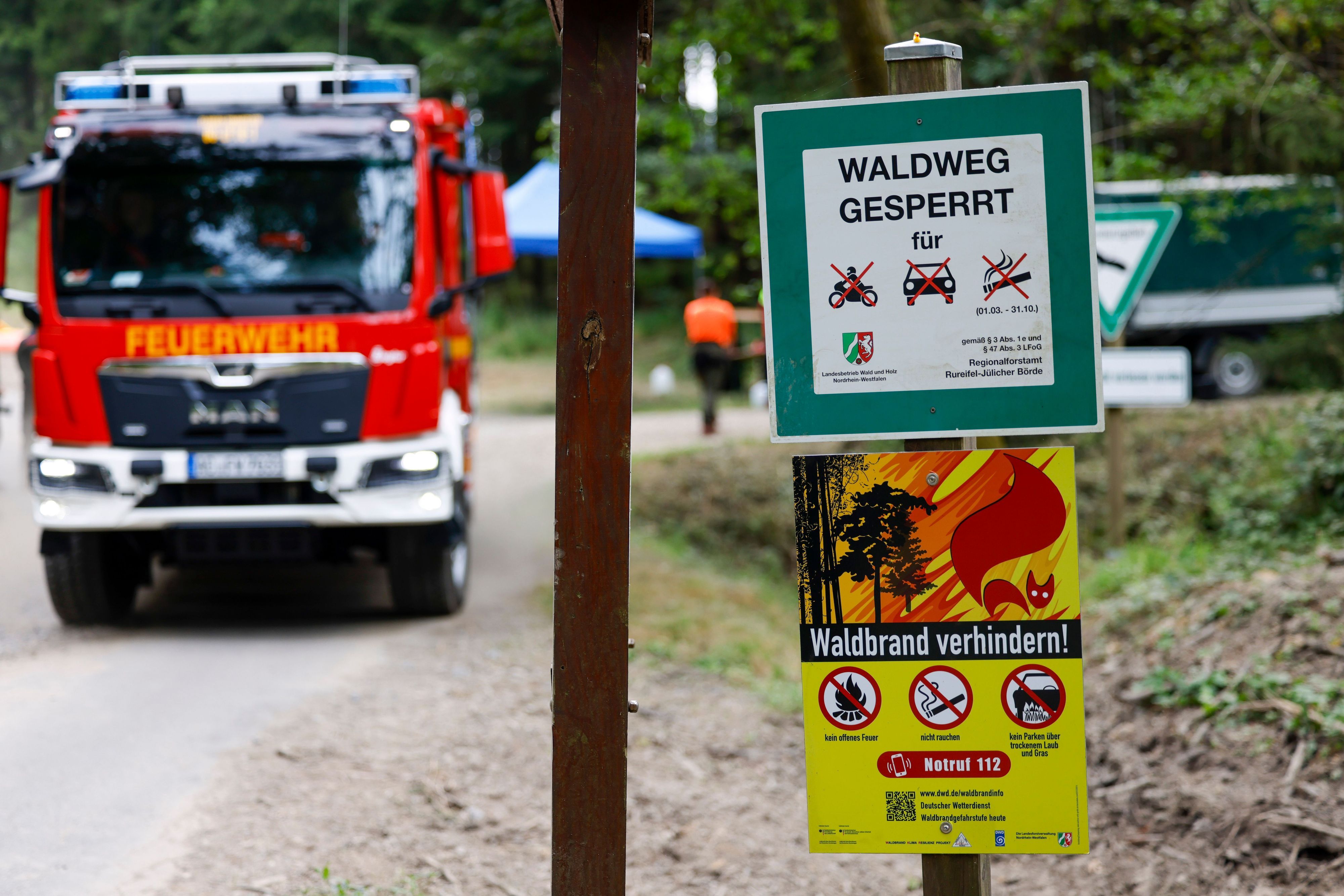 PRODUKTION - 17.07.2026, Nordrhein-Westfalen, Roetgen: Schilder, die auf die Waldbrandgefahr und die Sperrung für Autos und Motorräder hinweisen, stehen an einem Waldweg. (zu dpa: «Drohen in NRW verheerende Waldbrände wie in Spanien?») Foto: Thomas Banneyer/dpa +++ dpa-Bildfunk +++