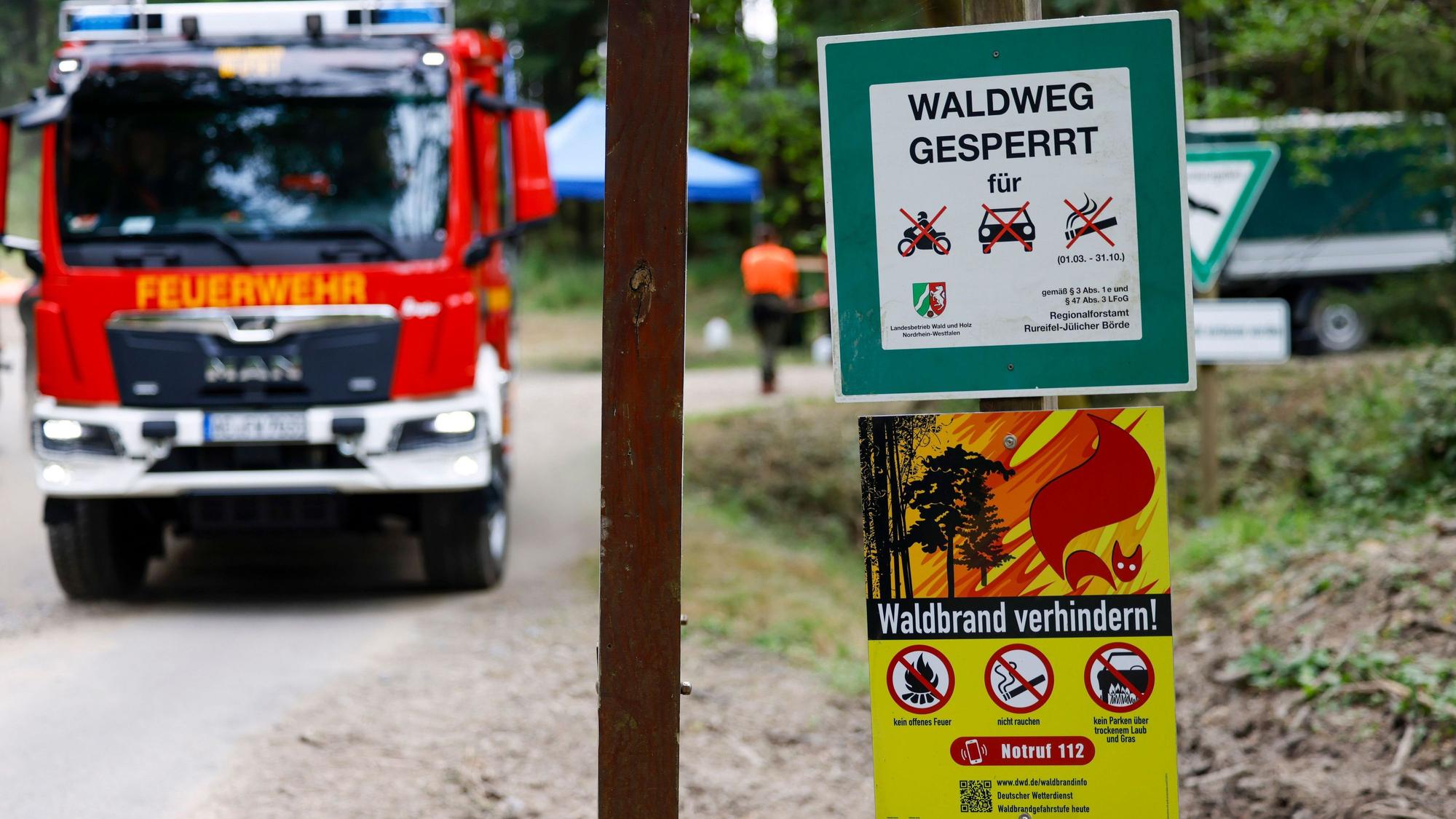 PRODUKTION - 17.07.2026, Nordrhein-Westfalen, Roetgen: Schilder, die auf die Waldbrandgefahr und die Sperrung für Autos und Motorräder hinweisen, stehen an einem Waldweg. (zu dpa: «Drohen in NRW verheerende Waldbrände wie in Spanien?») Foto: Thomas Banneyer/dpa +++ dpa-Bildfunk +++