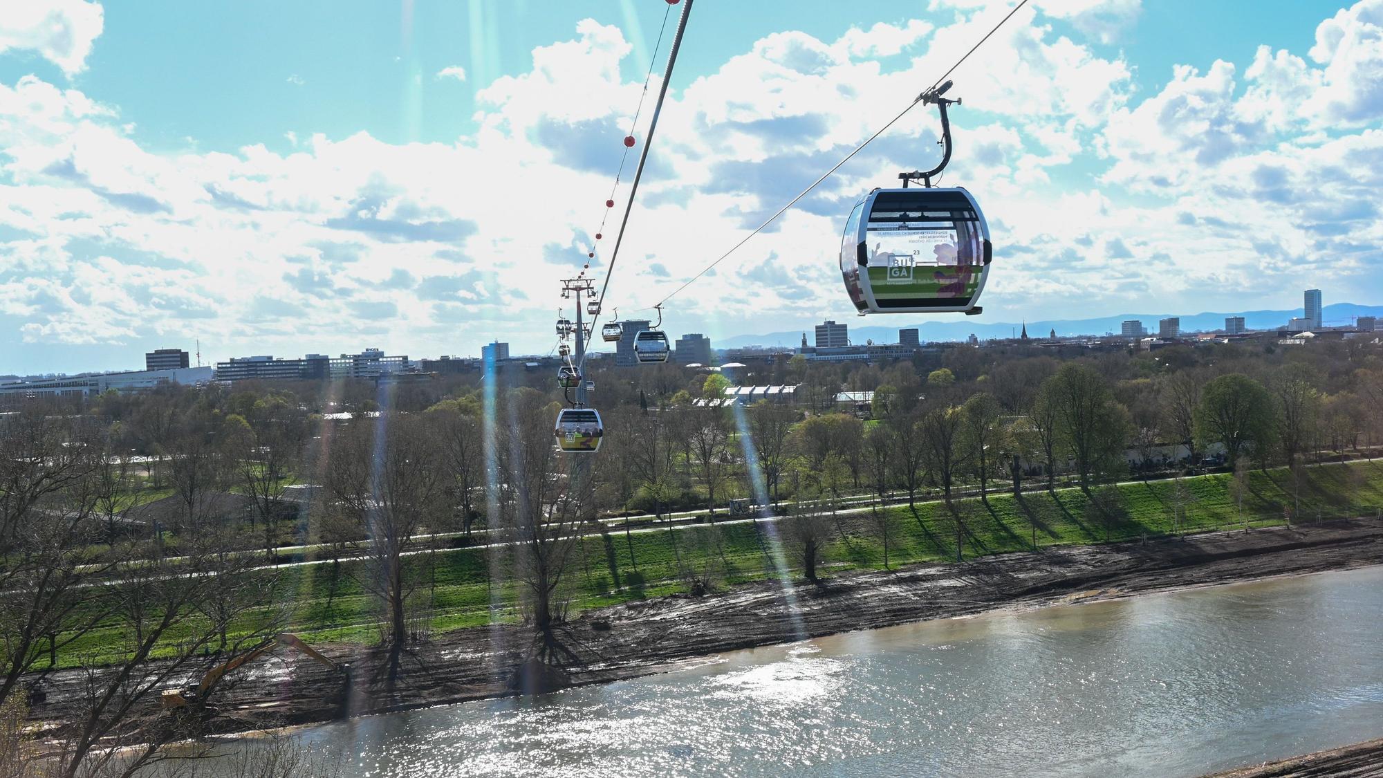 Vorbild Mannheim: Während der Bundesgartenschau 2023 beförderte eine provisorische Seilbahn Buga-Besucher über den Rhein.