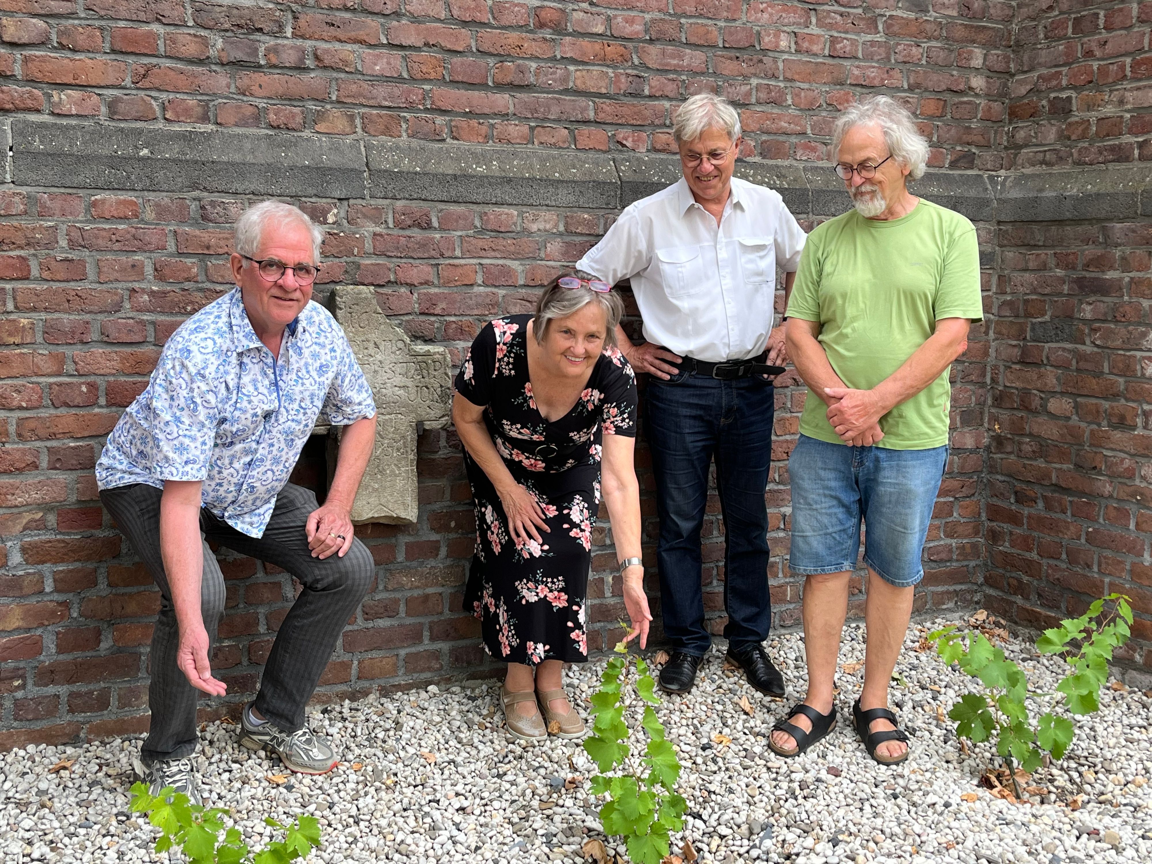 Der Arbeitskreis Schöpfungsverantwortung an der Pfarrgemeinde Sankt Ägidius gestaltet mehrere Projekte zur Energiewende vor Ort, unter anderem eine Weinpflanzung an der Südwand der Kirche. Von links nach rechts: Johannes Holz, Heike Küper, Johannes Mahlberg, Ulrich Hüwel.
