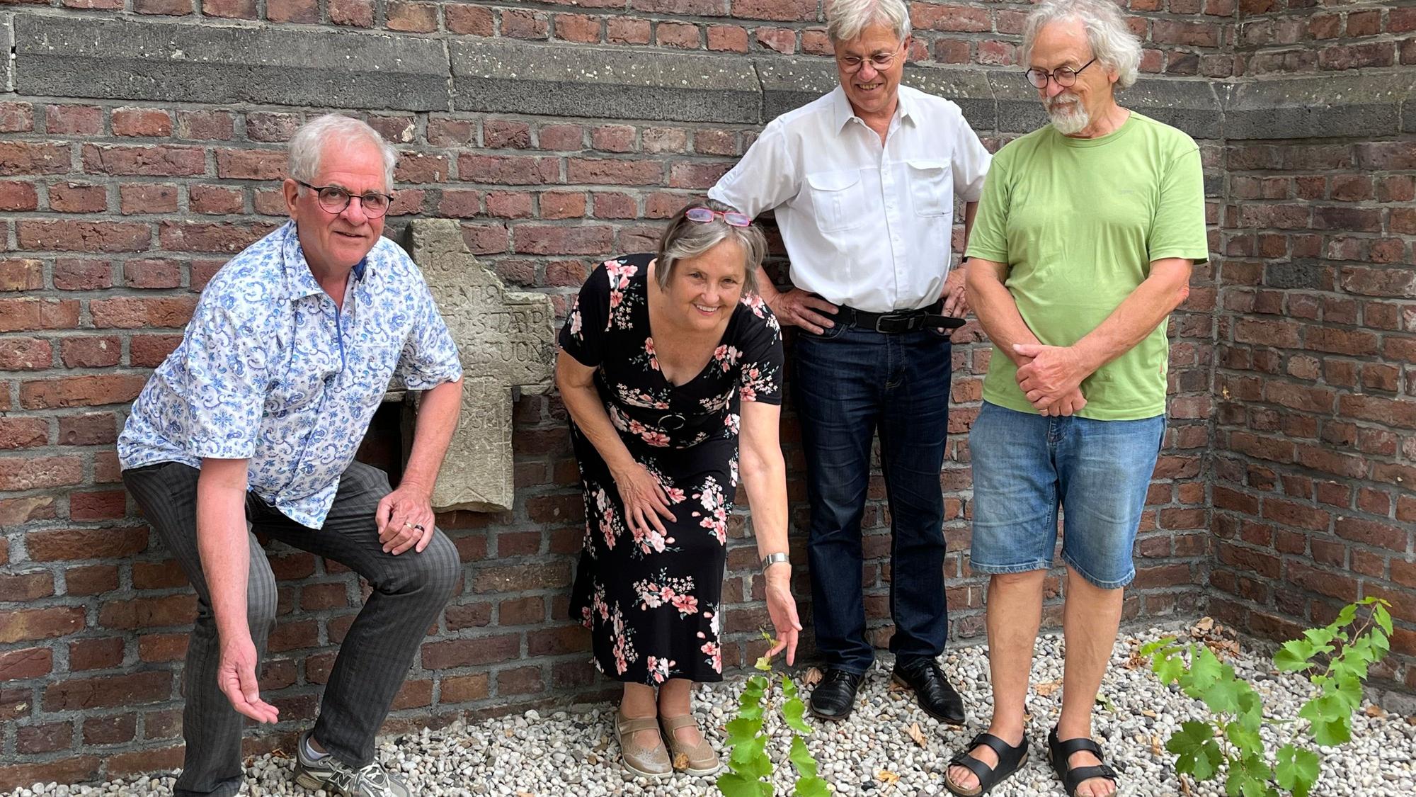 Der Arbeitskreis Schöpfungsverantwortung an der Pfarrgemeinde Sankt Ägidius gestaltet mehrere Projekte zur Energiewende vor Ort, unter anderem eine Weinpflanzung an der Südwand der Kirche. Von links nach rechts: Johannes Holz, Heike Küper, Johannes Mahlberg, Ulrich Hüwel.