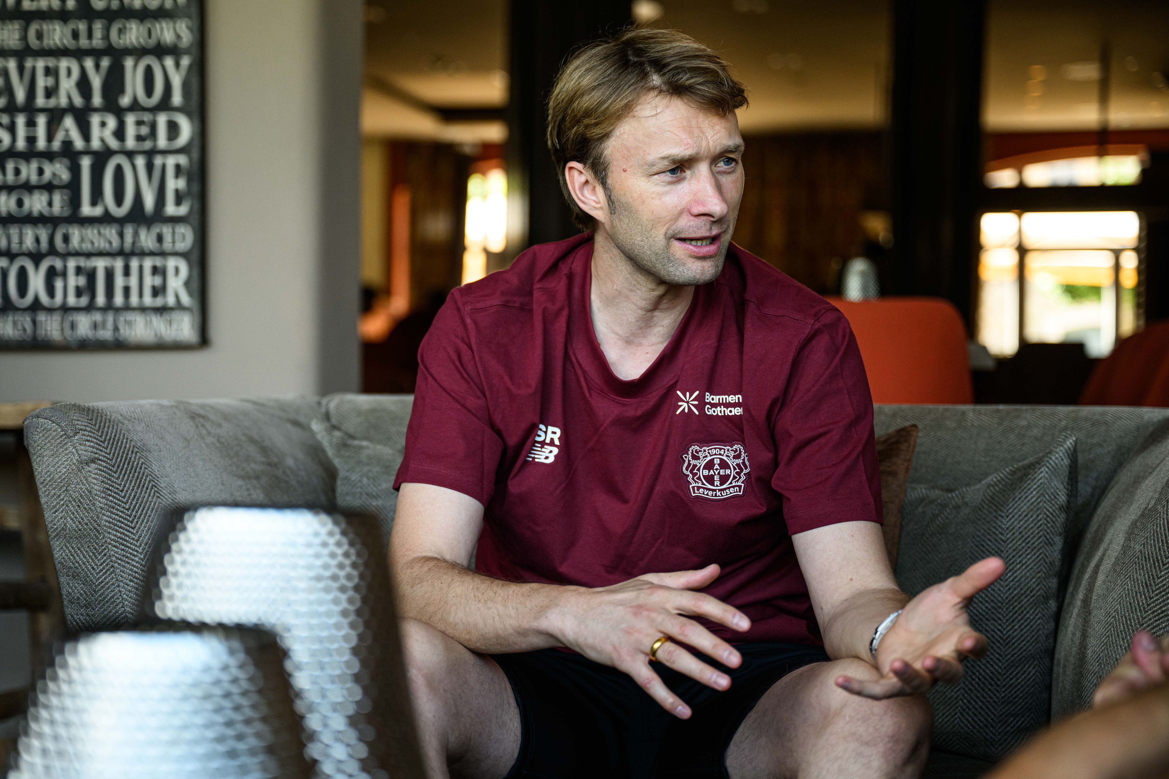 Simon Rolfes gestikuliert bei einem Interview.