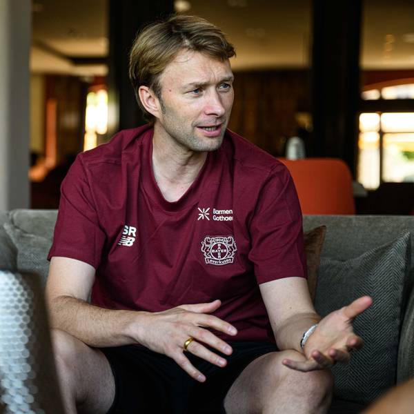 Simon Rolfes gestikuliert bei einem Interview.