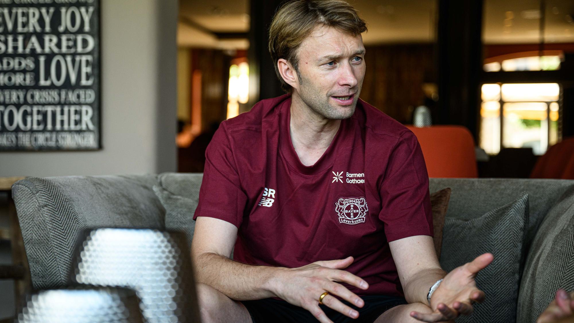 Simon Rolfes gestikuliert bei einem Interview.