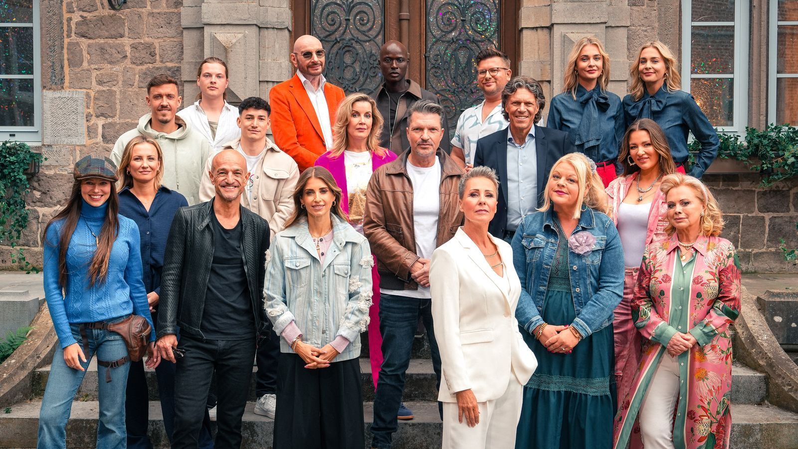 18 Mitspieler, so viele wie noch nie, begrüßte Spielleiterin Sonja Tietlow (vorne, Dritte von rechts) im Chateau de Mielmont in Belgien. Allerdings: Die ersten beiden Player überlebten nicht mal die ersten 24 Stunden. (Bild: RTL/Stefan Gregorowius)