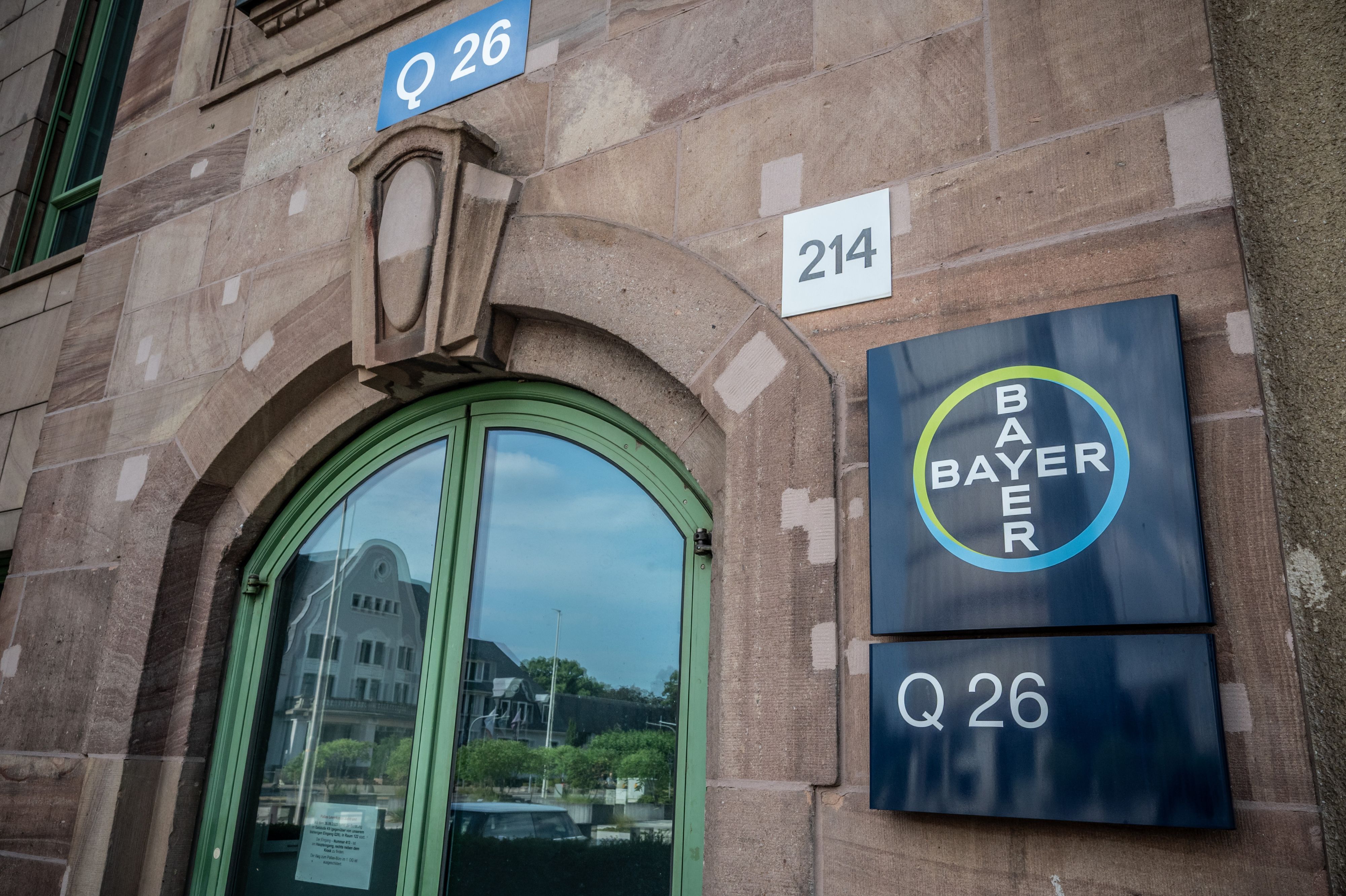 Bayer: Q 26 an der Kaiser-Wilhelm-Allee, im Fenster spiegelt sich das Kasino. Bild: Ralf Krieger