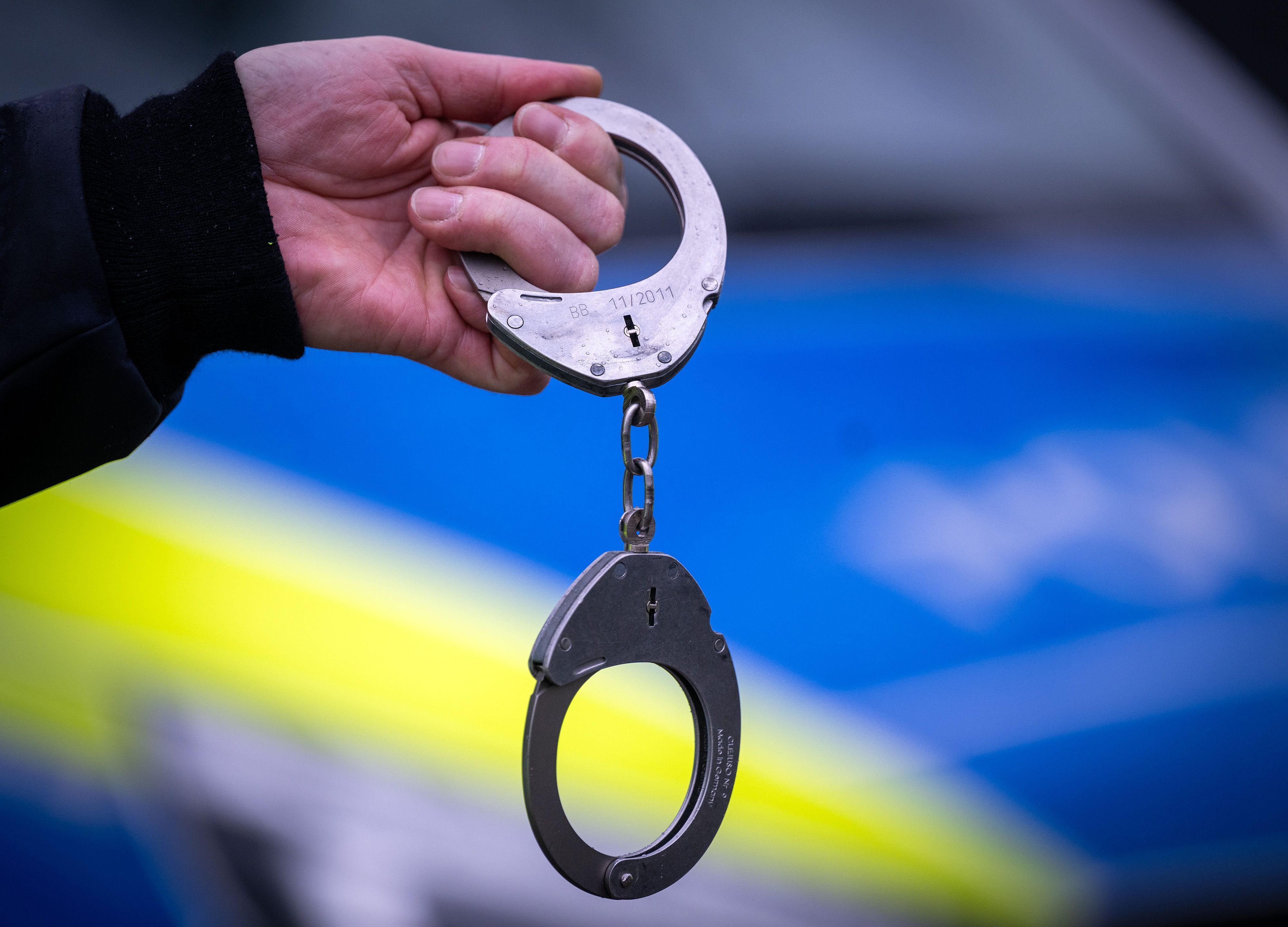 Ein Randalierer wehrte sich gegen seine Festnahme und bespuckte und trat nach Polizisten.
