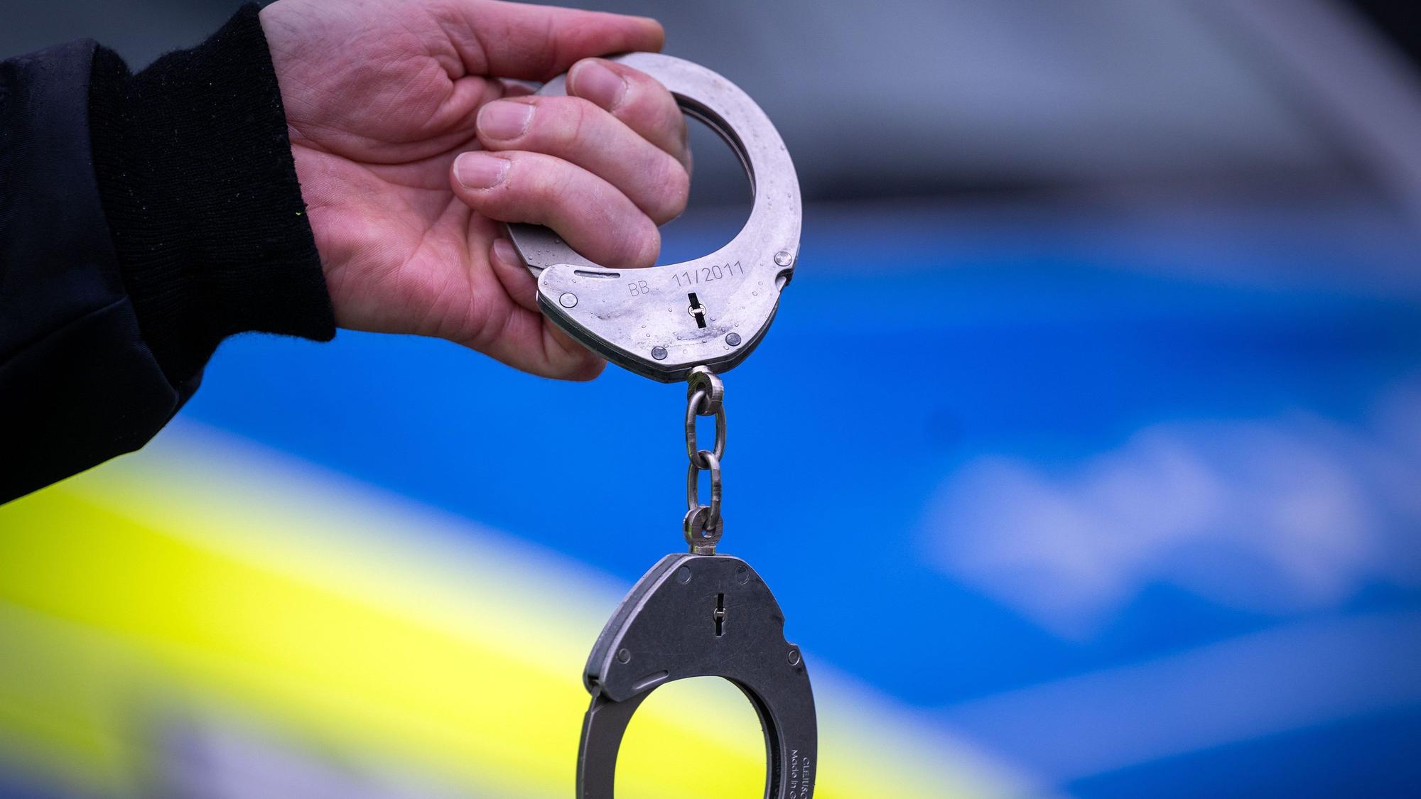 Ein Randalierer wehrte sich gegen seine Festnahme und bespuckte und trat nach Polizisten.