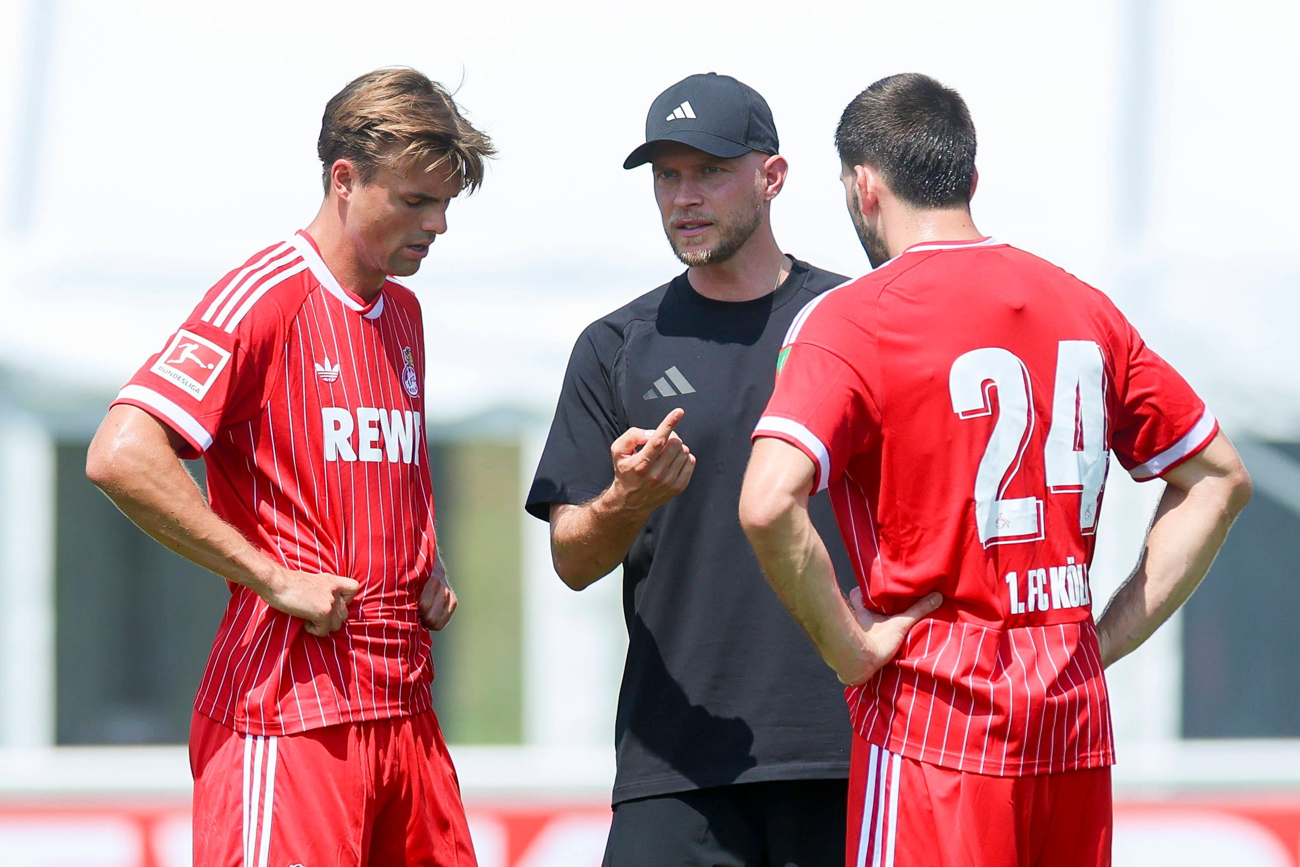 Trainer René Wagner im Gespräch mit Joel Schmied (l.) und Neuzugang Luka Lochoshvili.