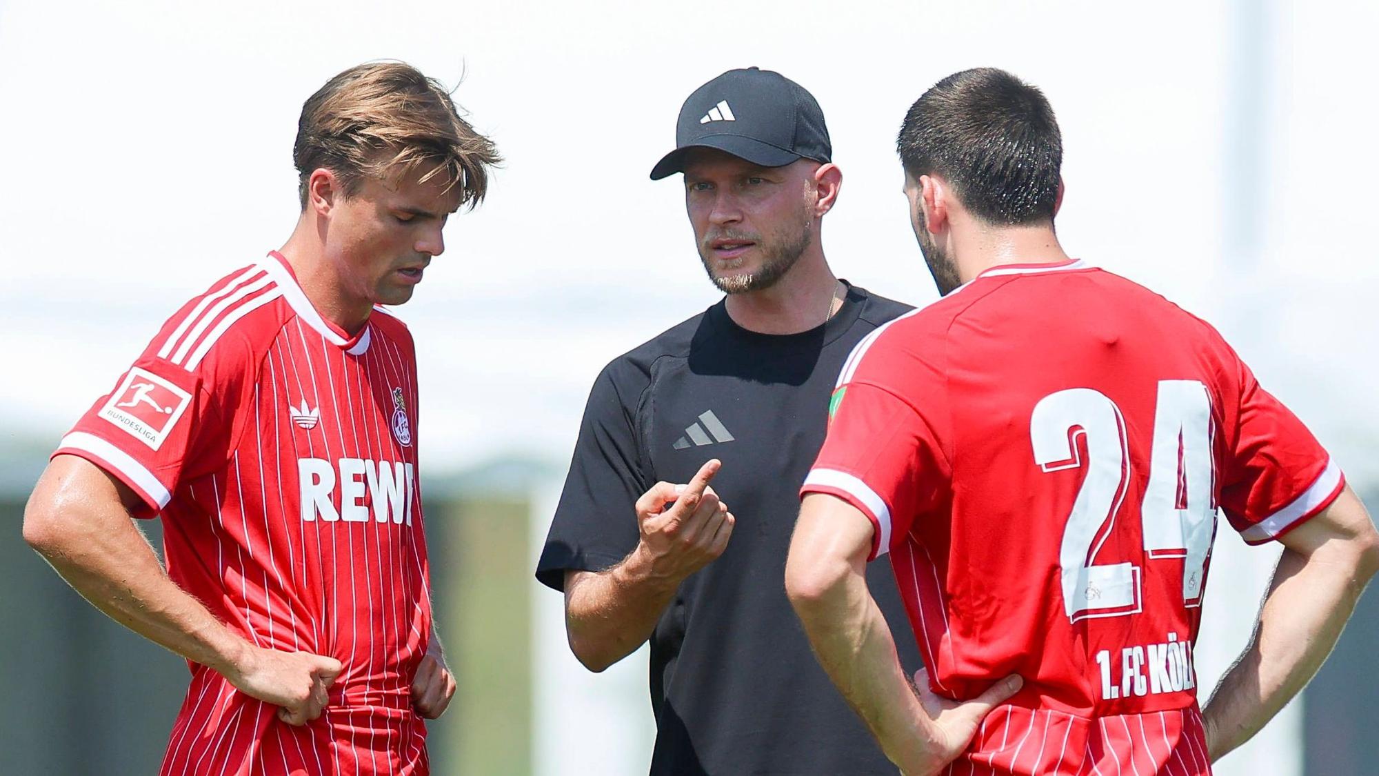 Trainer René Wagner im Gespräch mit Joel Schmied (l.) und Neuzugang Luka Lochoshvili.