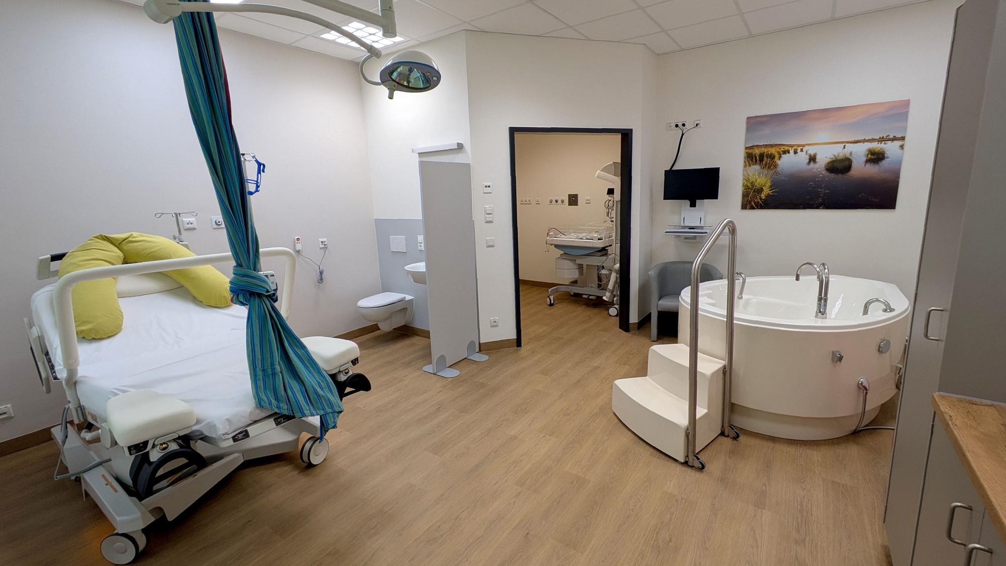 Blick in den neuen Kreißsaal in Mechernich: Links steht das Kreißbett, rechts die Geburtswanne.