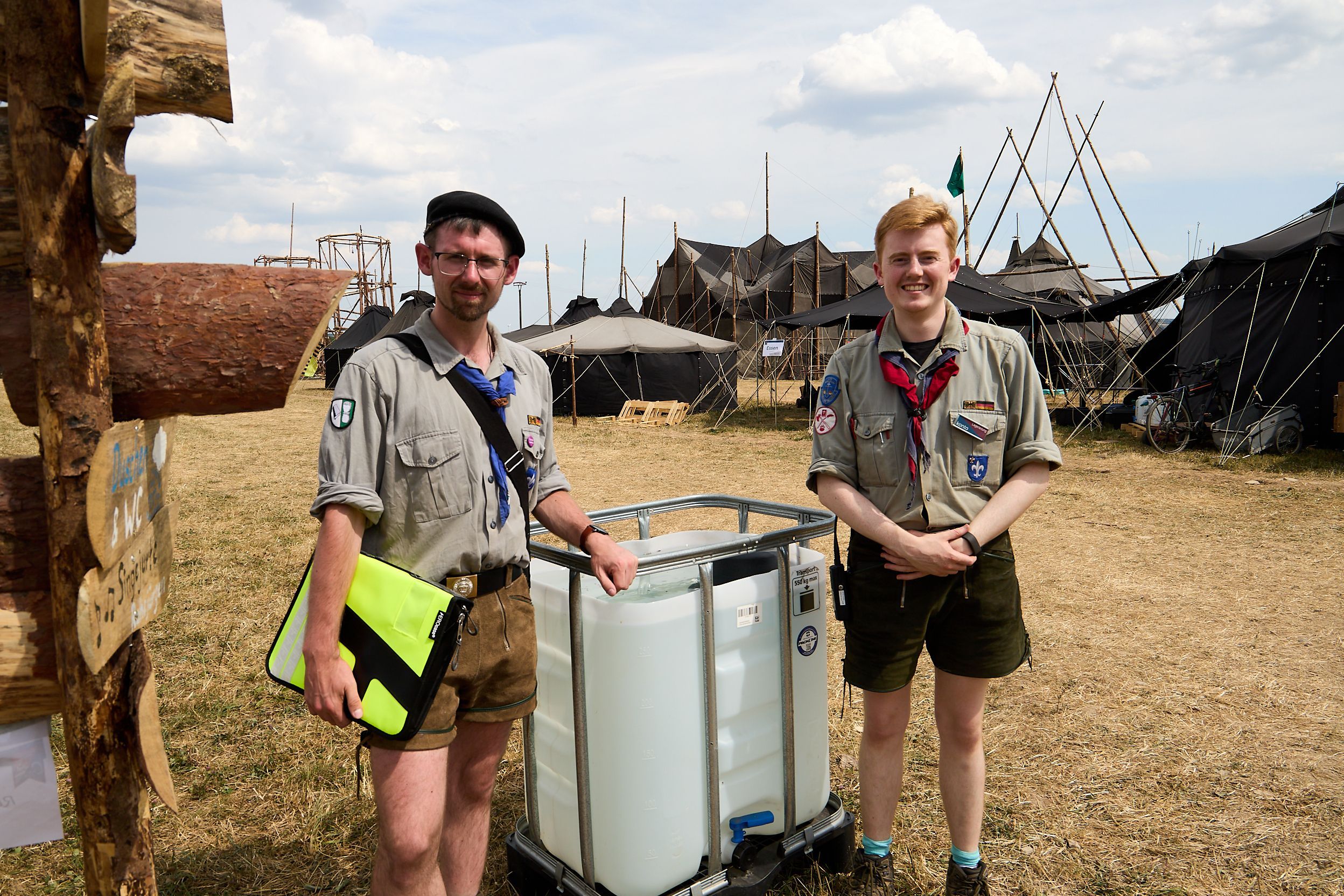 Das Bild zeigt zwei Pfadfinder an einem IBC-Wassercontainer.