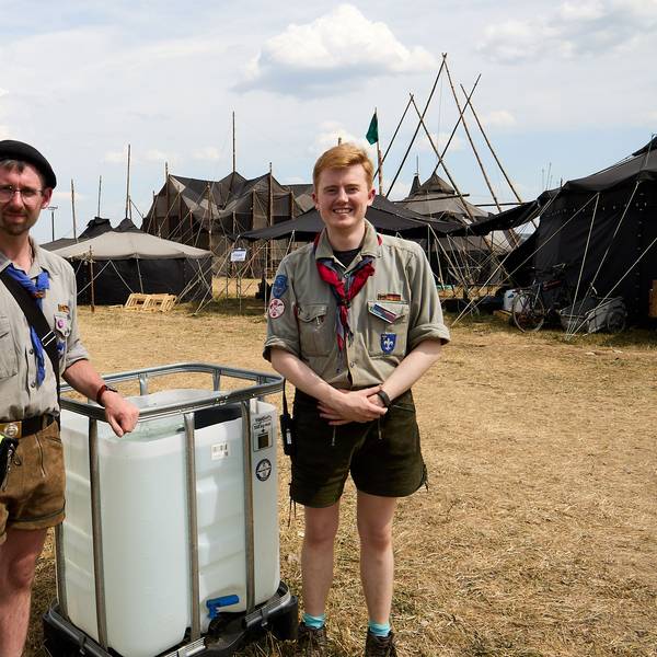 Das Bild zeigt zwei Pfadfinder an einem IBC-Wassercontainer.
