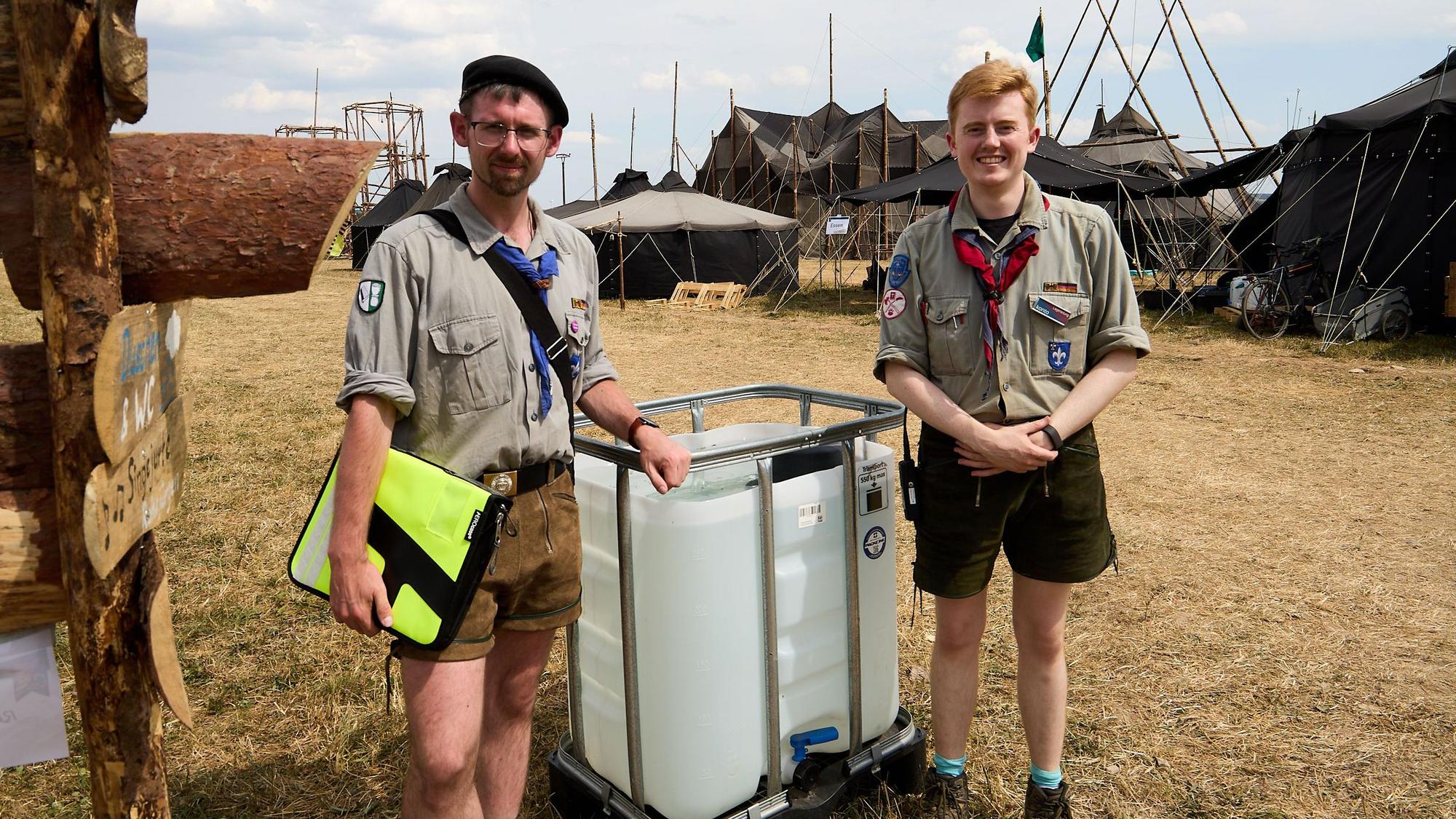 Das Bild zeigt zwei Pfadfinder an einem IBC-Wassercontainer.