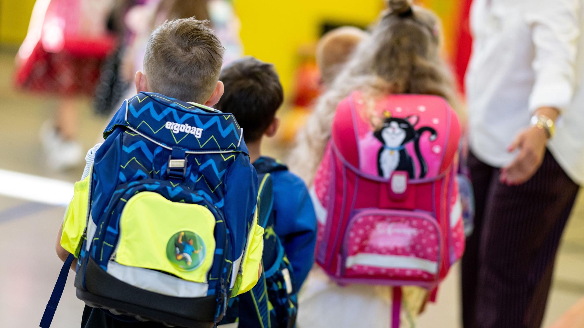 Schulkinder stehen bei der Einschulungsfeier in der Pusteblume-Grudschule. Ein paar Tage nach Beginn des neuen Schuljahres werden in Berlin 37.470 Erstklässler eingeschult. Am heutigen Samstag steht für die Kinder und ihre Familien die Einschulungsfeier auf dem Programm, am Montag startet dann der Unterricht. +++ dpa-Bildfunk +++