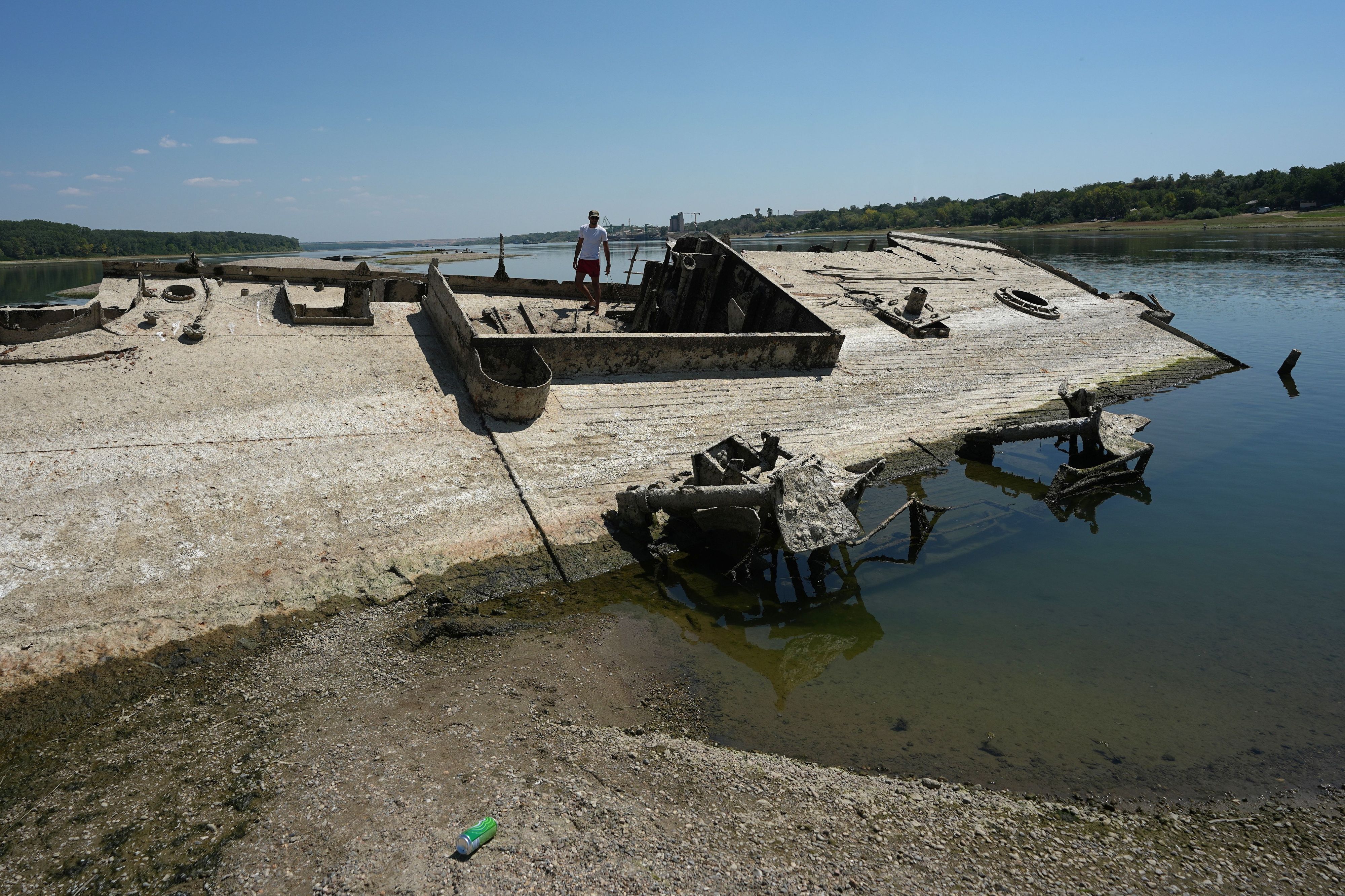 Ein Mann geht auf dem Wrack eines deutschen Kriegsschiffs aus dem Zweiten Weltkrieg, das aufgrund der Dürre vor dem Djerdap-II-Staudamm an der Donau zwischen Rumänien und Serbien freigelegt wurde.
